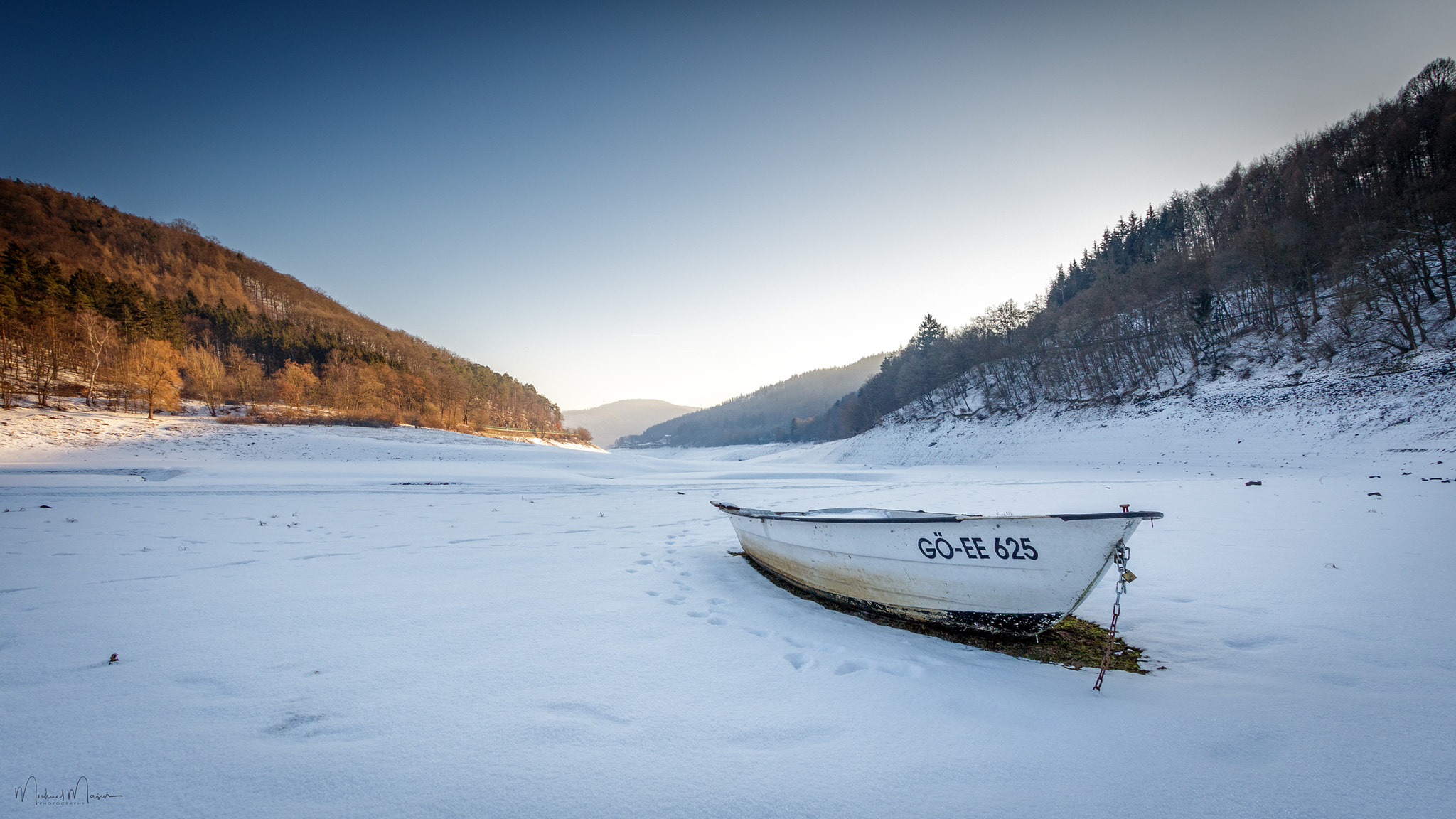 Canon EOS 760D (EOS Rebel T6s / EOS 8000D) sample photo. [lonely boat] photography