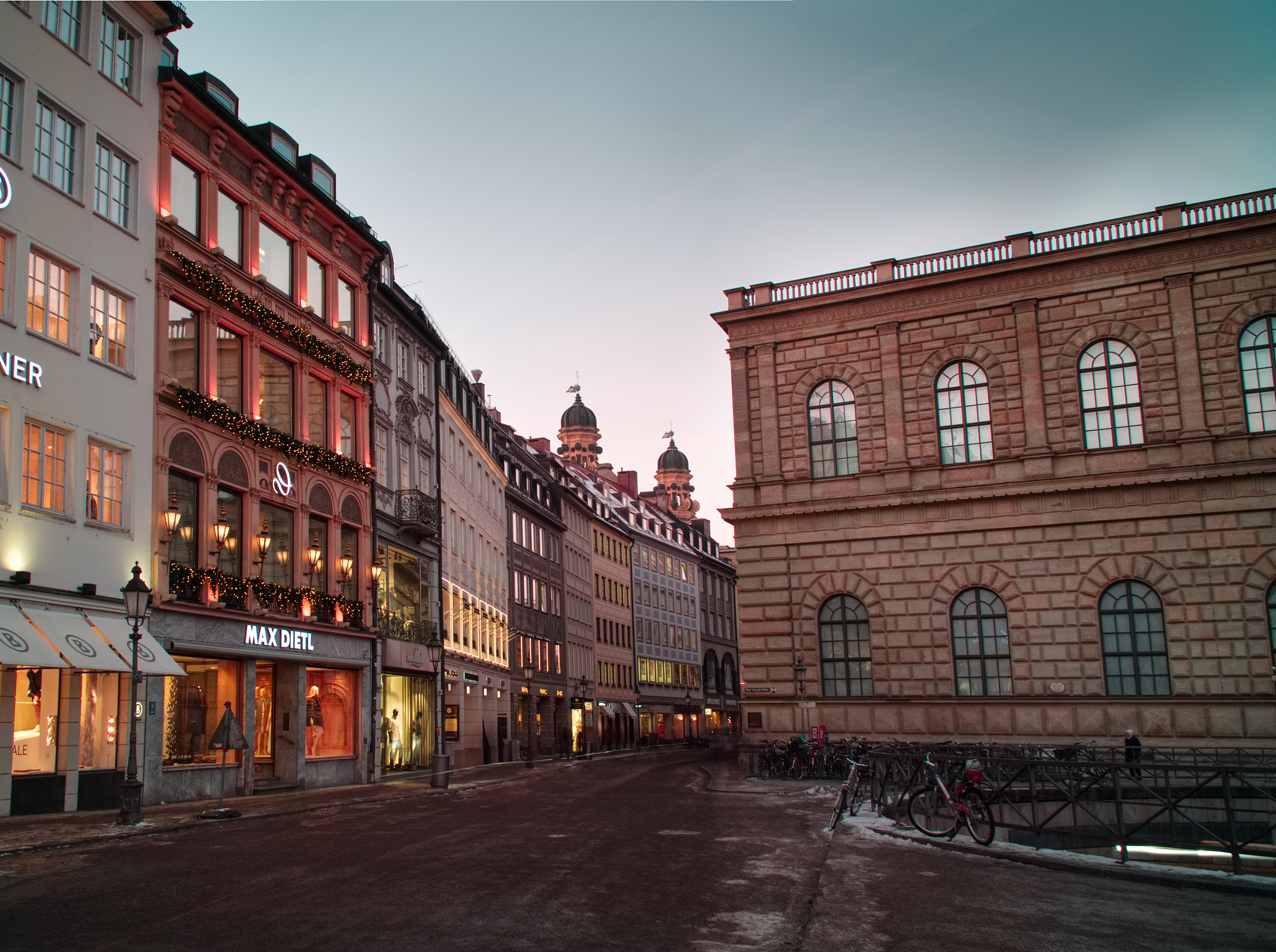 Canon EF 28-105mm f/3.5-4.5 USM sample photo. Munich buildings photography