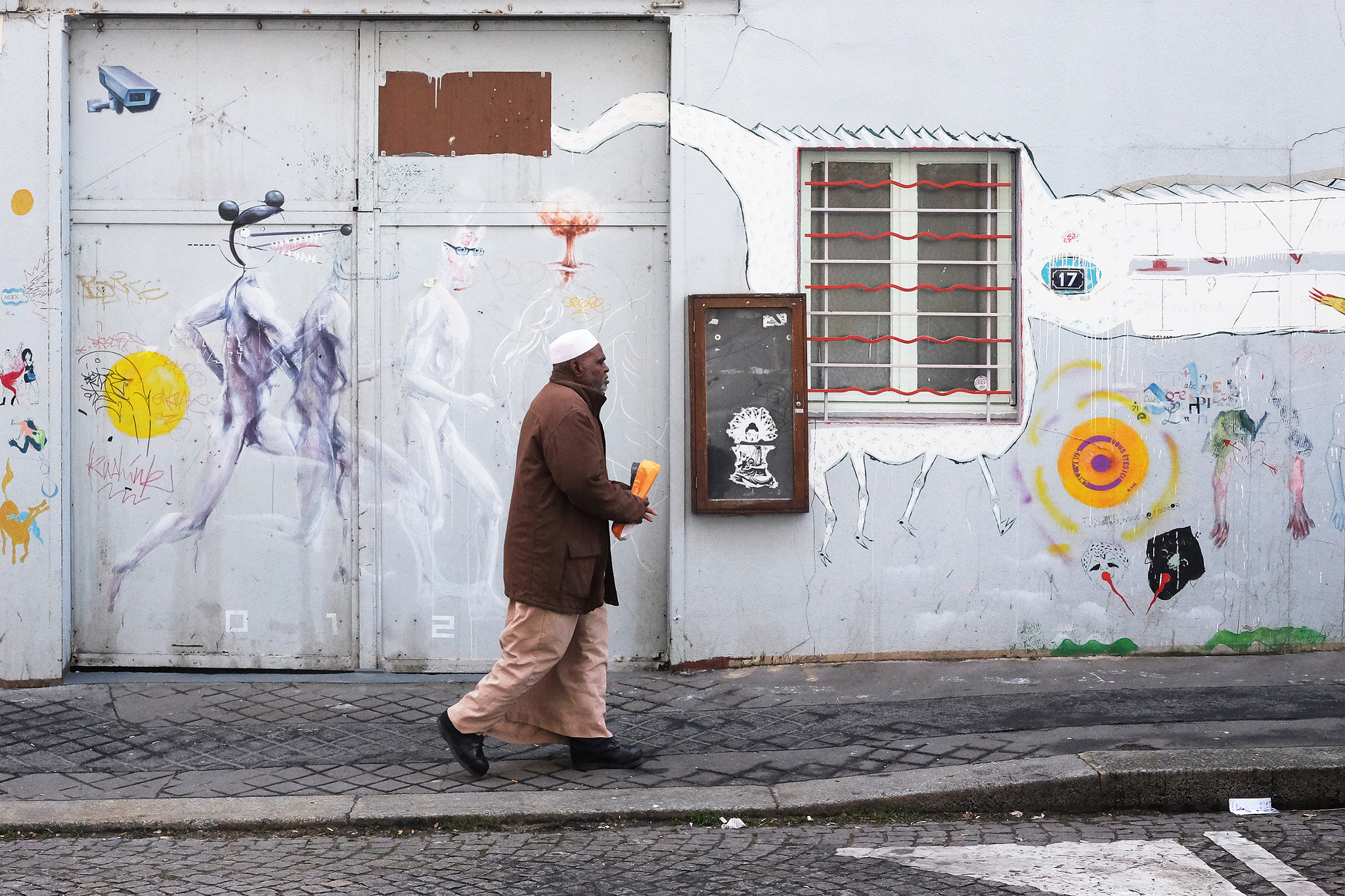 Fujifilm X-T10 + Fujifilm XF 27mm F2.8 sample photo. Follow him photography