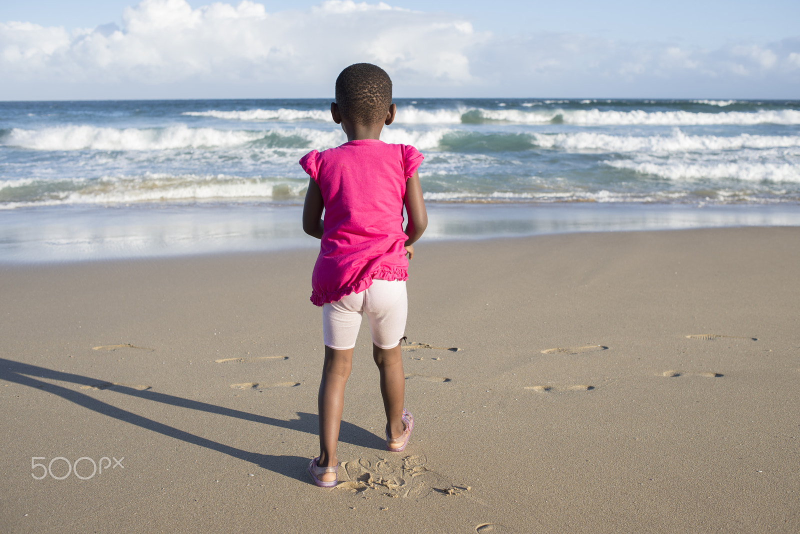 Nikon D600 + Nikon AF Nikkor 35mm F2D sample photo. Little girl on the beach photography