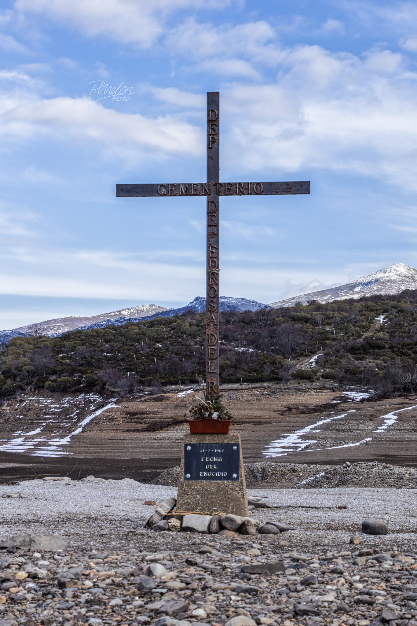 Tamron 16-300mm F3.5-6.3 Di II VC PZD Macro sample photo. Cementerio de pedrosa del rey (bajo el agua) photography
