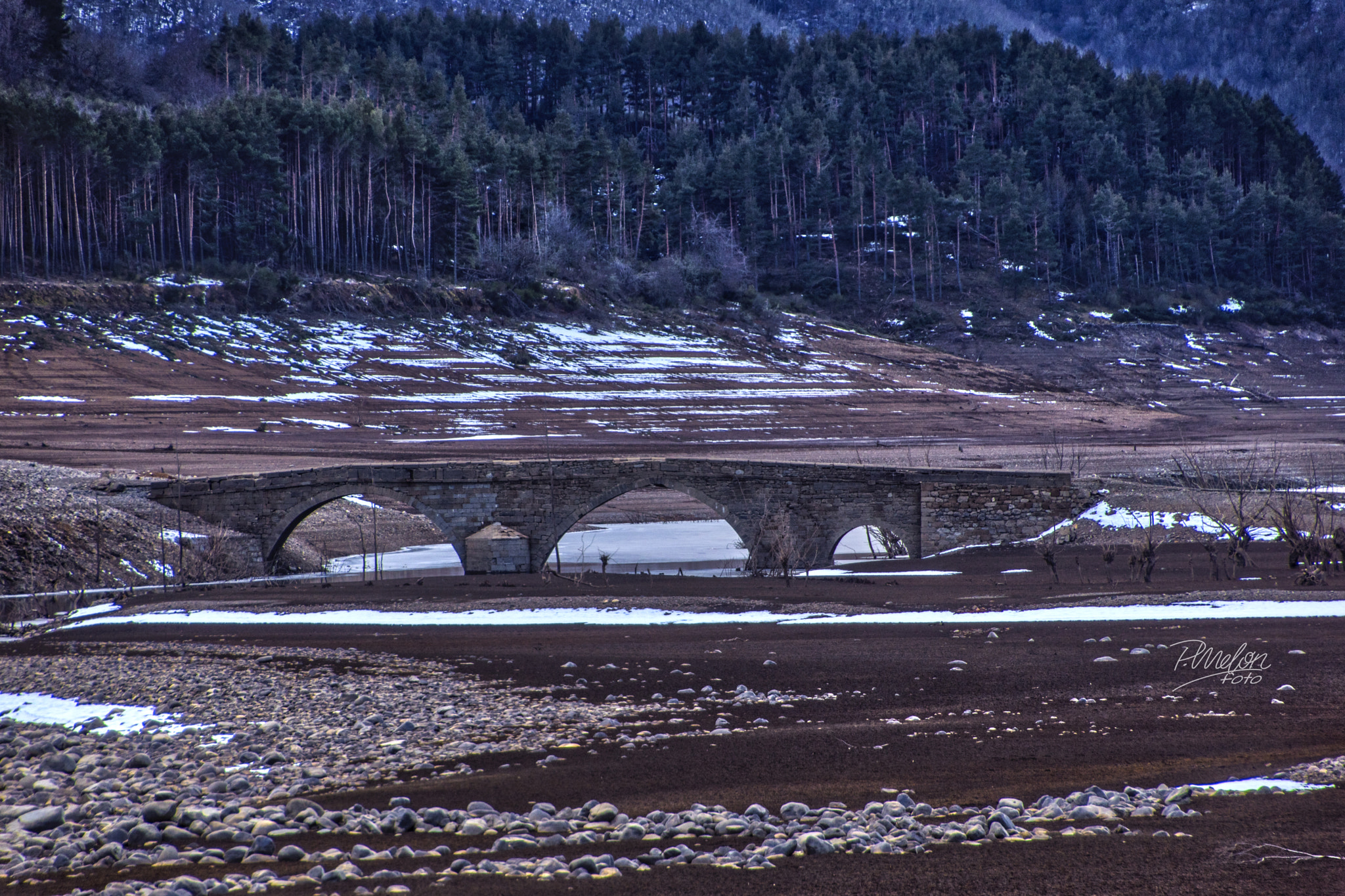Tamron 16-300mm F3.5-6.3 Di II VC PZD Macro sample photo. Puente medieval - pedrosa del rey (bajo el agua) photography