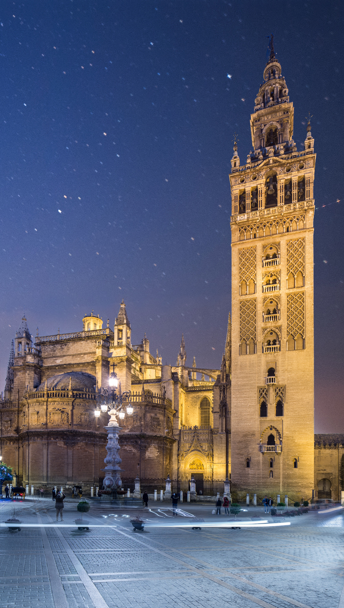 Canon EOS 6D + Canon TS-E 24.0mm f/3.5 L II sample photo. La giralda sevilla photography