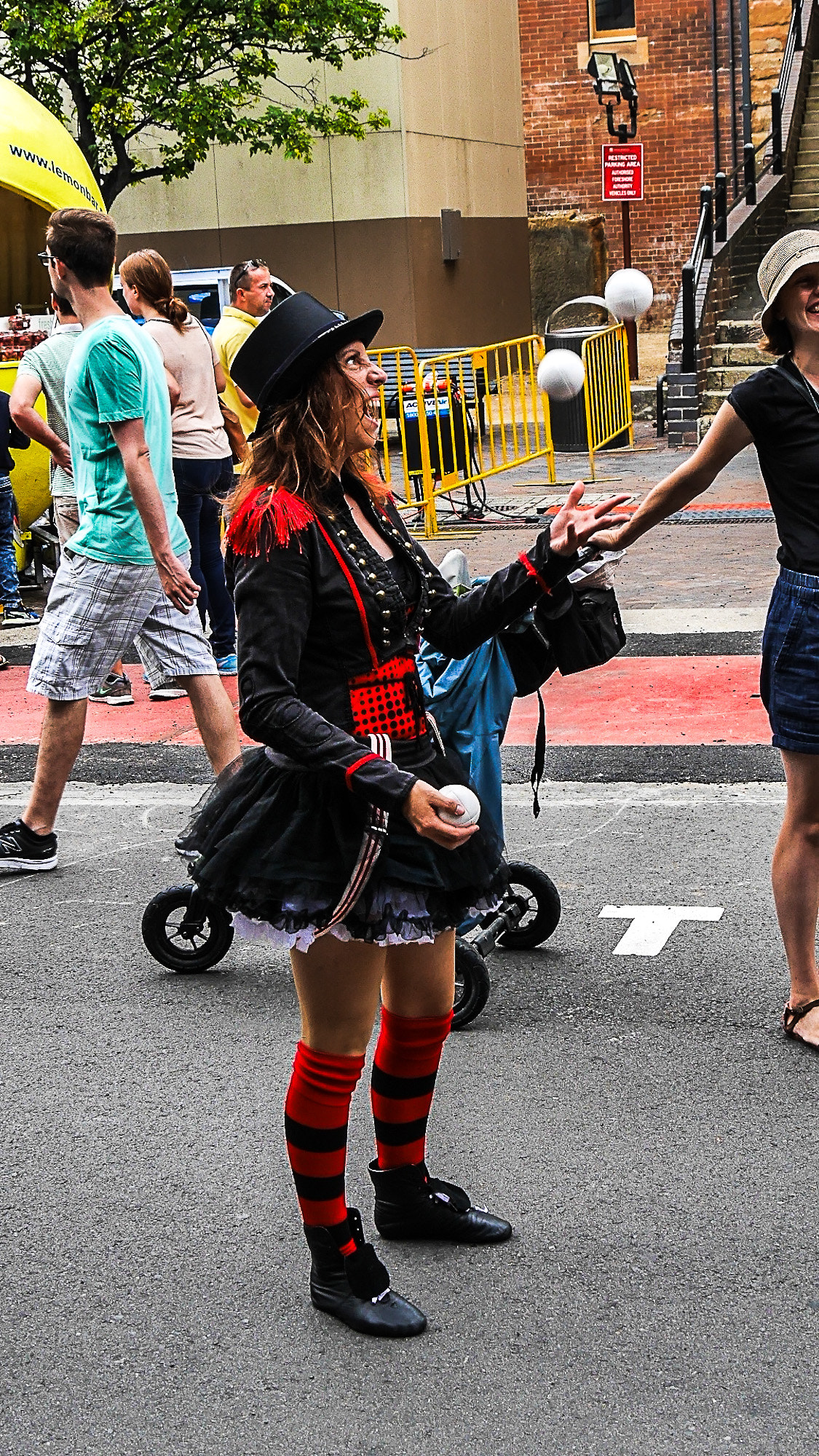 Panasonic Lumix DMC-GX7 sample photo. Juggler photography