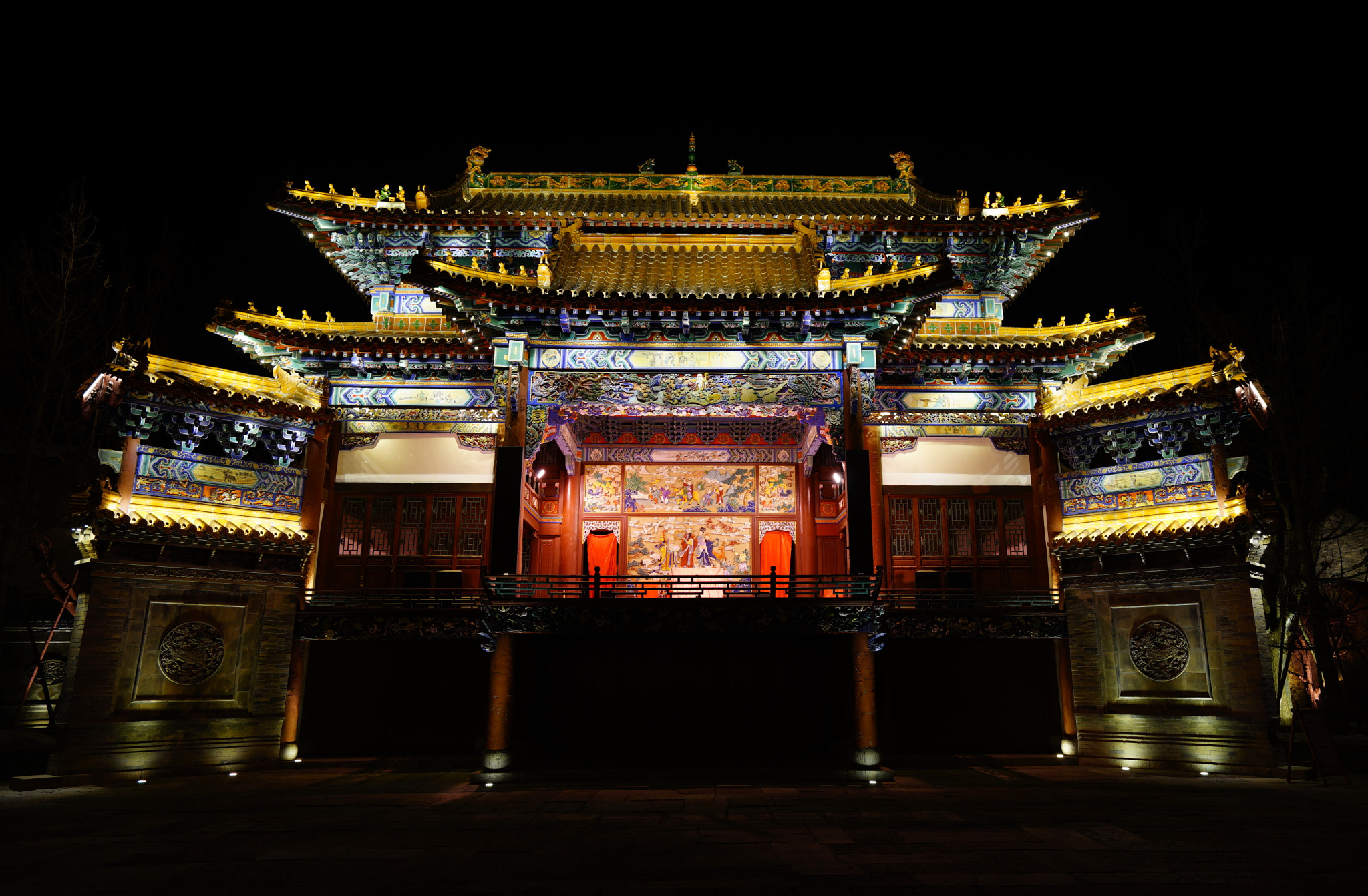 Sony a7 + Sony Vario-Tessar T* FE 16-35mm F4 ZA OSS sample photo. The memorial gateway with lights photography