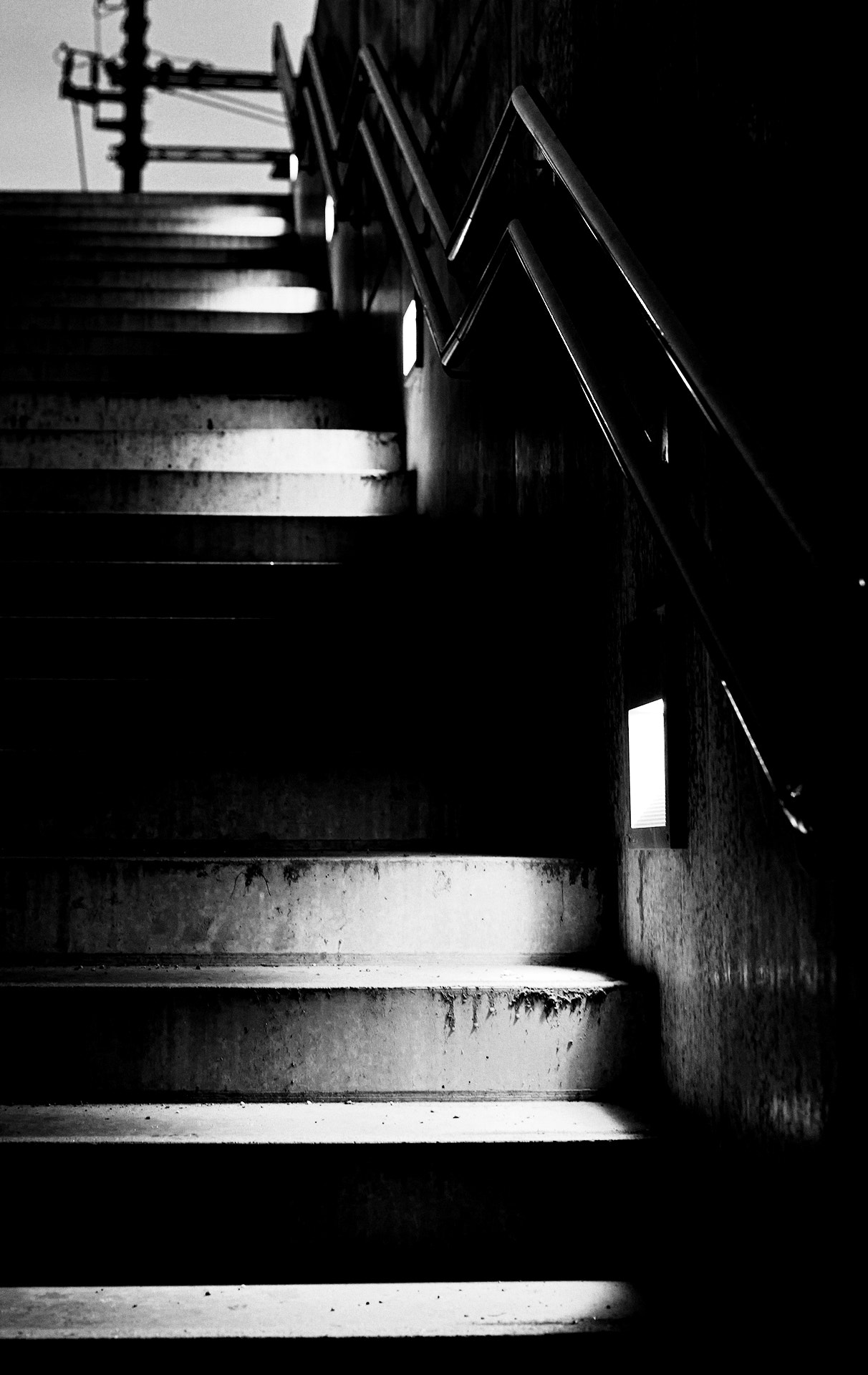 Leica Summicron-M 90mm f/2 (II) sample photo. Dark stairs photography