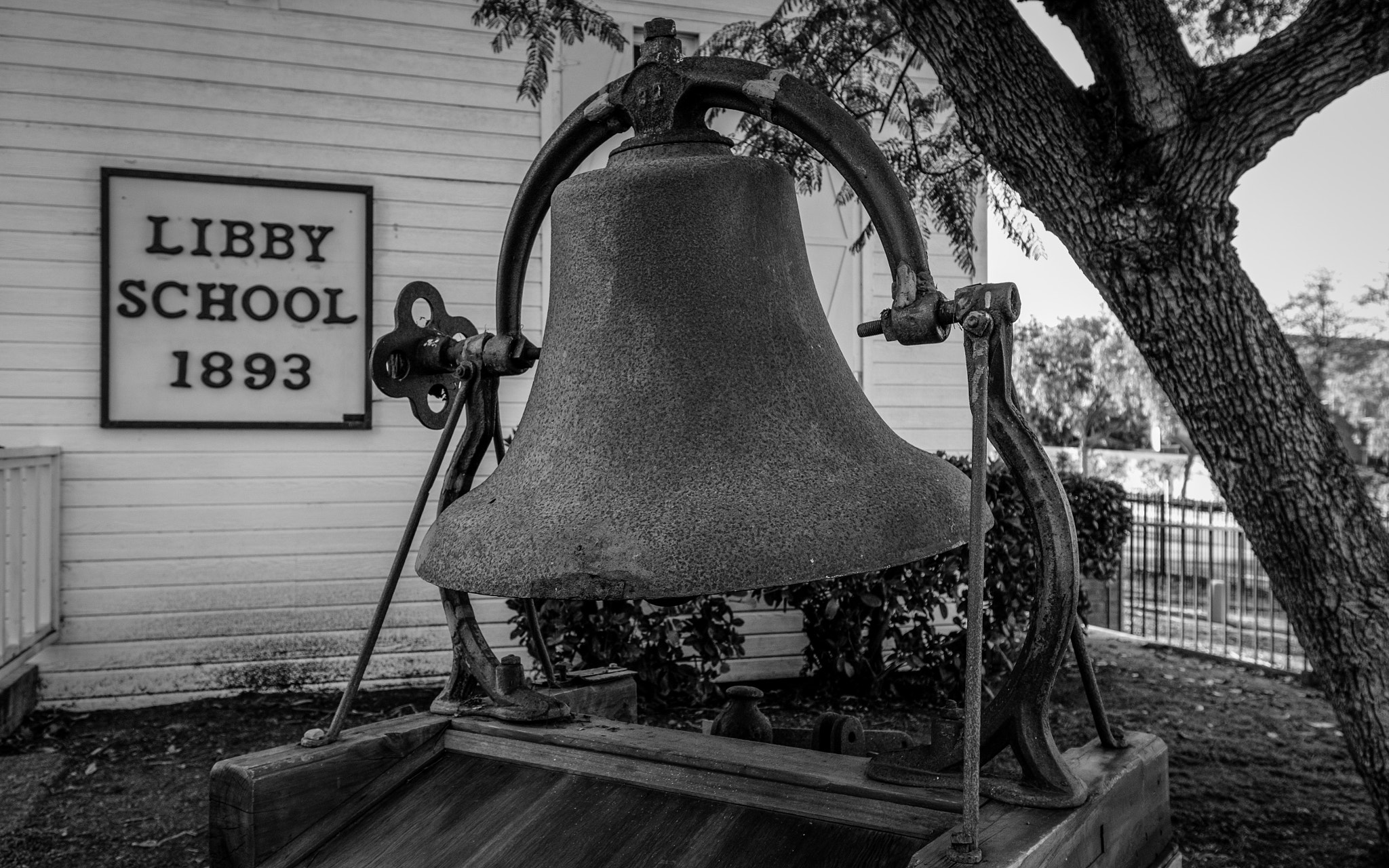 Fujifilm X-T10 + Fujifilm XF 10-24mm F4 R OIS sample photo. Libby school bell at heritage park photography