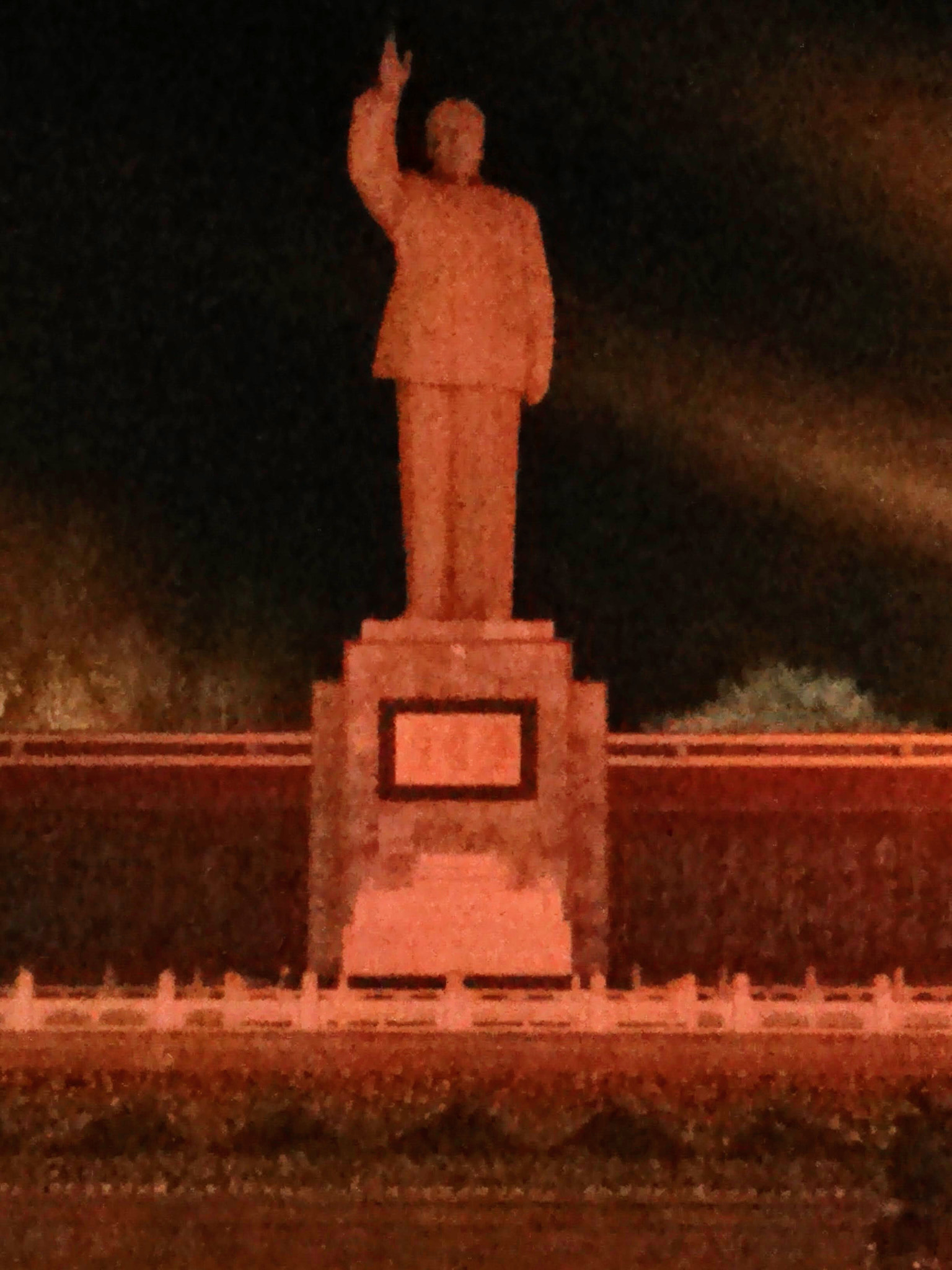 LG Nexus 4 sample photo. Chairman mao's statue  photography