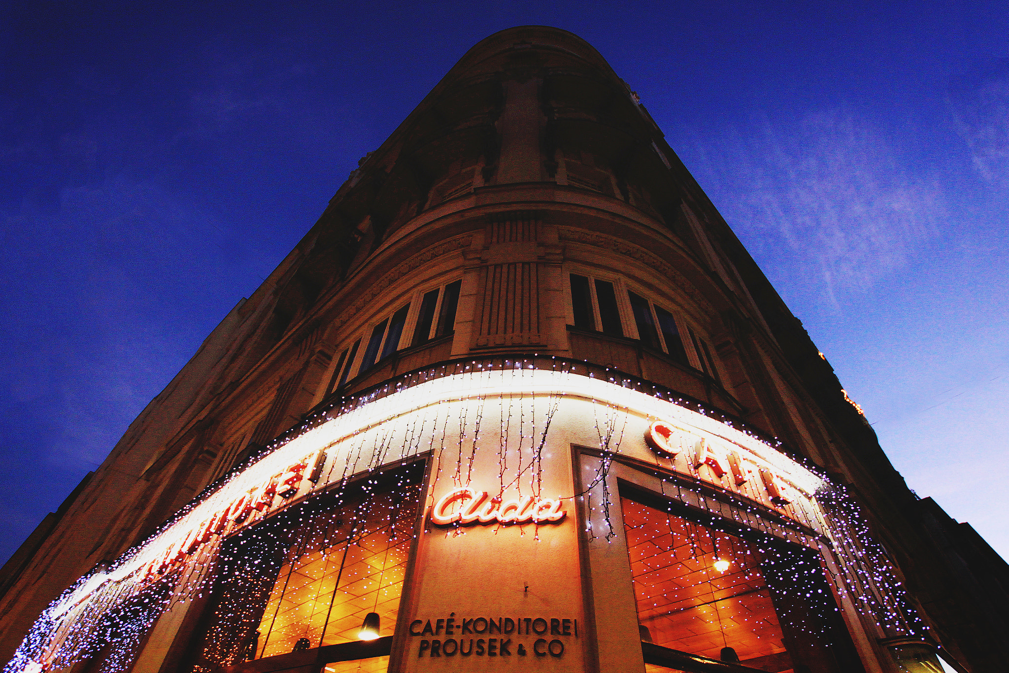 Sigma 10-20mm F3.5 EX DC HSM sample photo. Aida cafe vienna photography