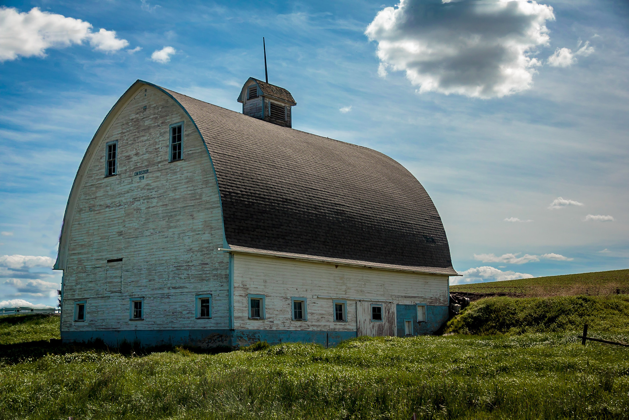 Canon EOS 550D (EOS Rebel T2i / EOS Kiss X4) sample photo. Old barn . . . photography