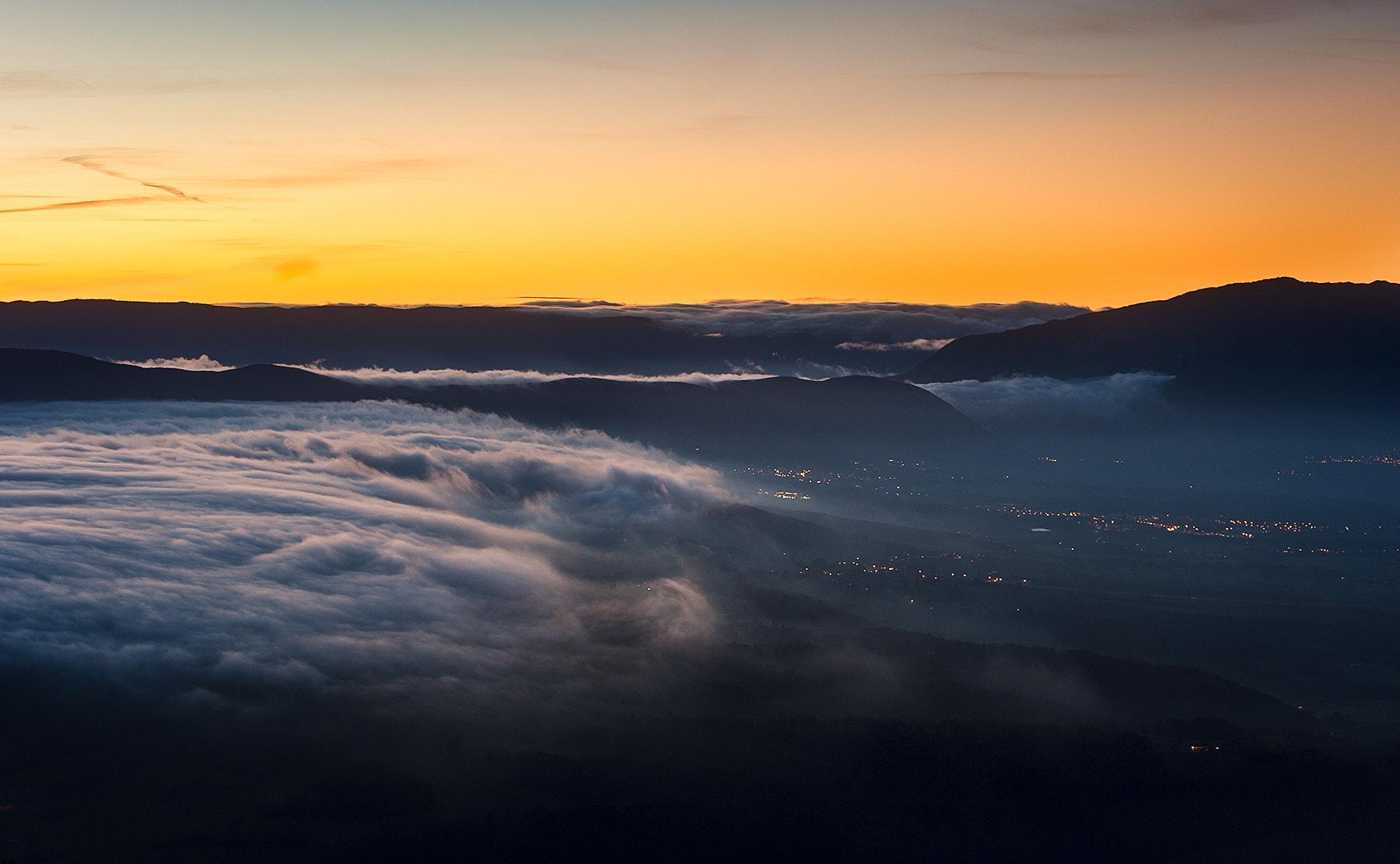 Nikon AF-S Nikkor 70-200mm F4G ED VR sample photo. Foggy dusk photography