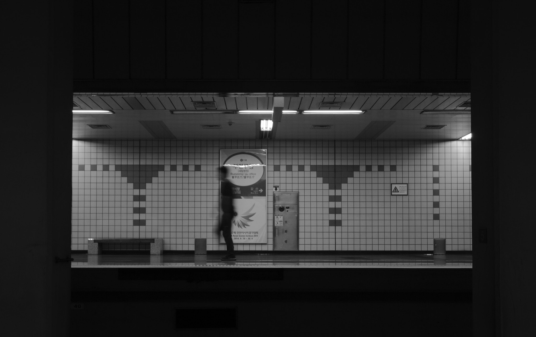 Canon EOS 650D (EOS Rebel T4i / EOS Kiss X6i) + Sigma 10-20mm F4-5.6 EX DC HSM sample photo. Subway photography
