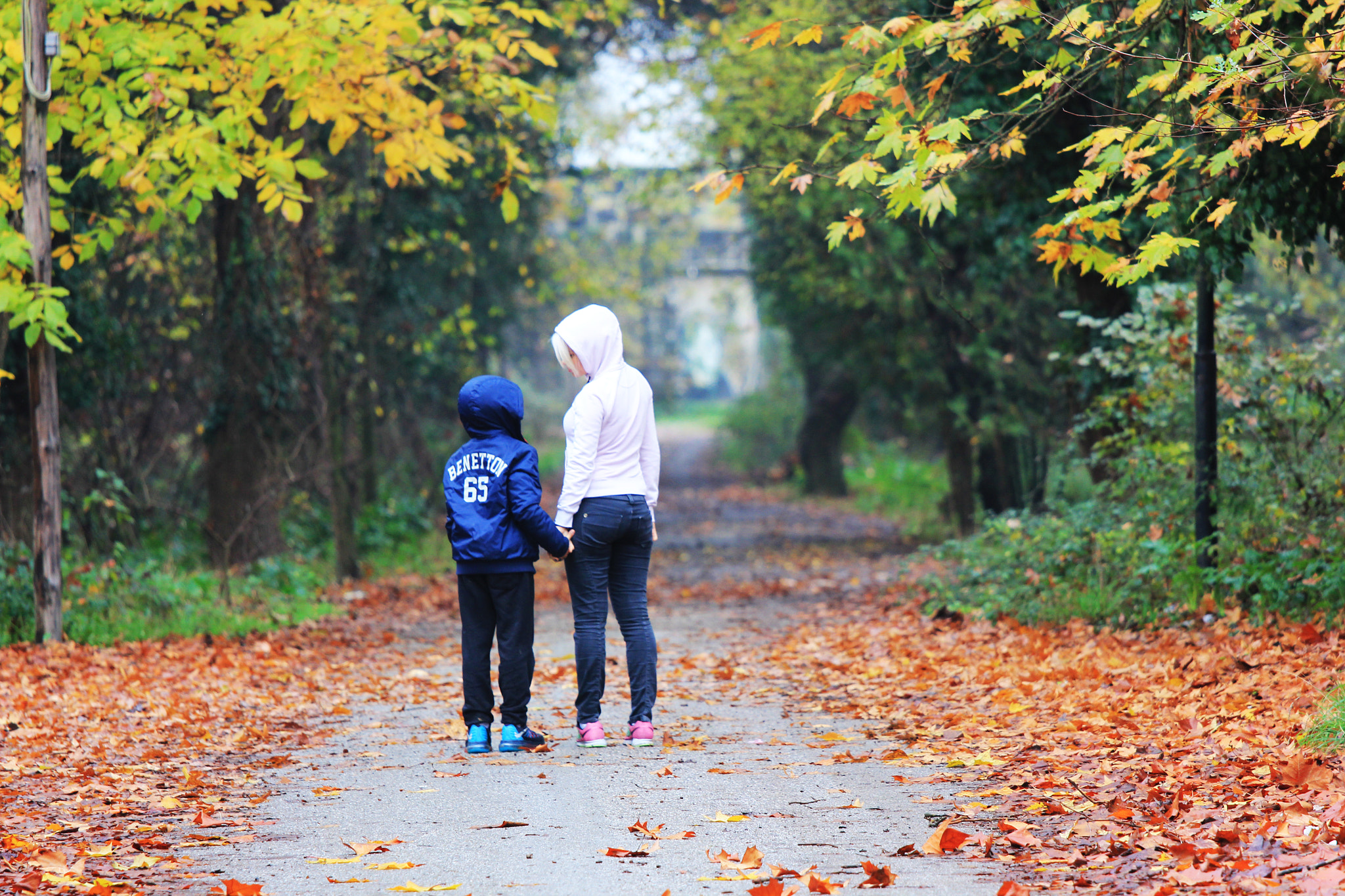 Canon EOS 550D (EOS Rebel T2i / EOS Kiss X4) + Canon EF 70-200mm F4L IS USM sample photo. Mother with son in forrest in athens greece photography