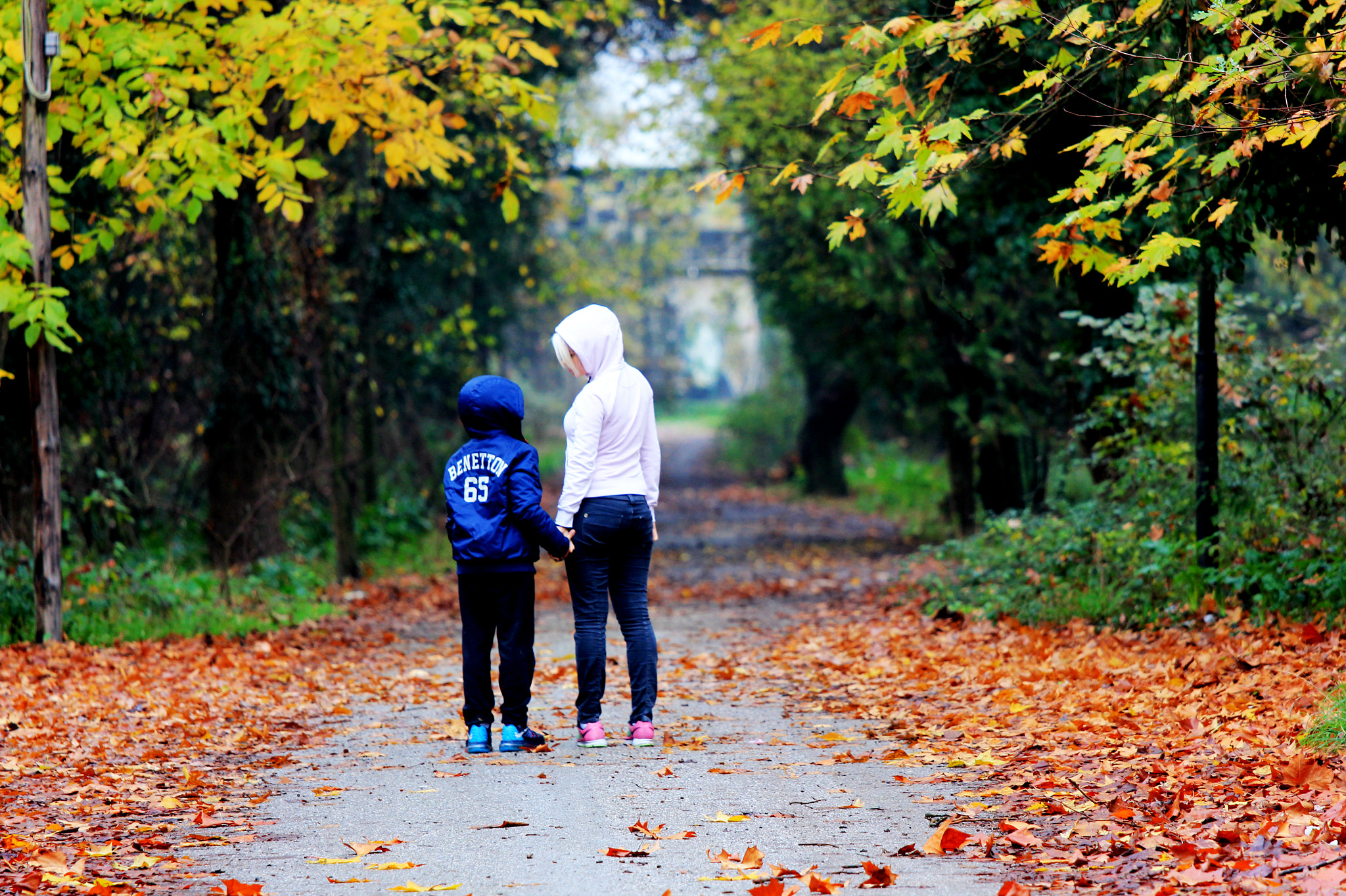 Canon EOS 550D (EOS Rebel T2i / EOS Kiss X4) + Canon EF 70-200mm F4L IS USM sample photo. Mother with son in forrest in athens greece photography