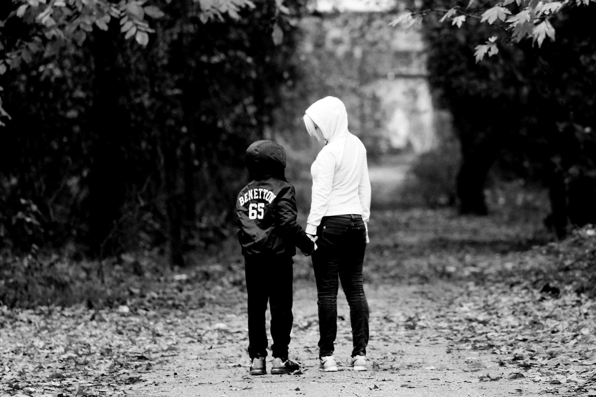 Canon EOS 550D (EOS Rebel T2i / EOS Kiss X4) + Canon EF 70-200mm F4L IS USM sample photo. Mother with son in forrest in athens greece photography