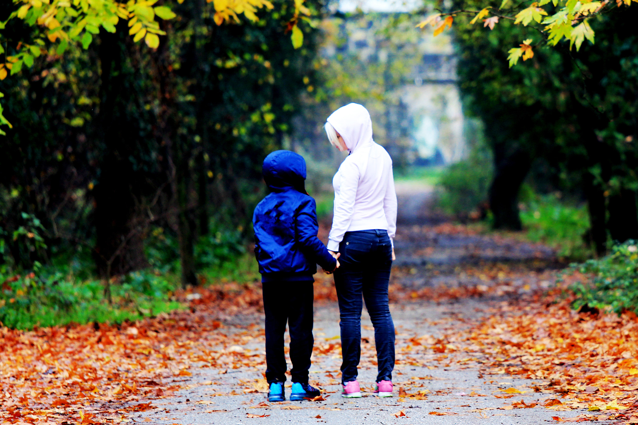 Canon EOS 550D (EOS Rebel T2i / EOS Kiss X4) + Canon EF 70-200mm F4L IS USM sample photo. Mother with son in forrest in athens greece photography