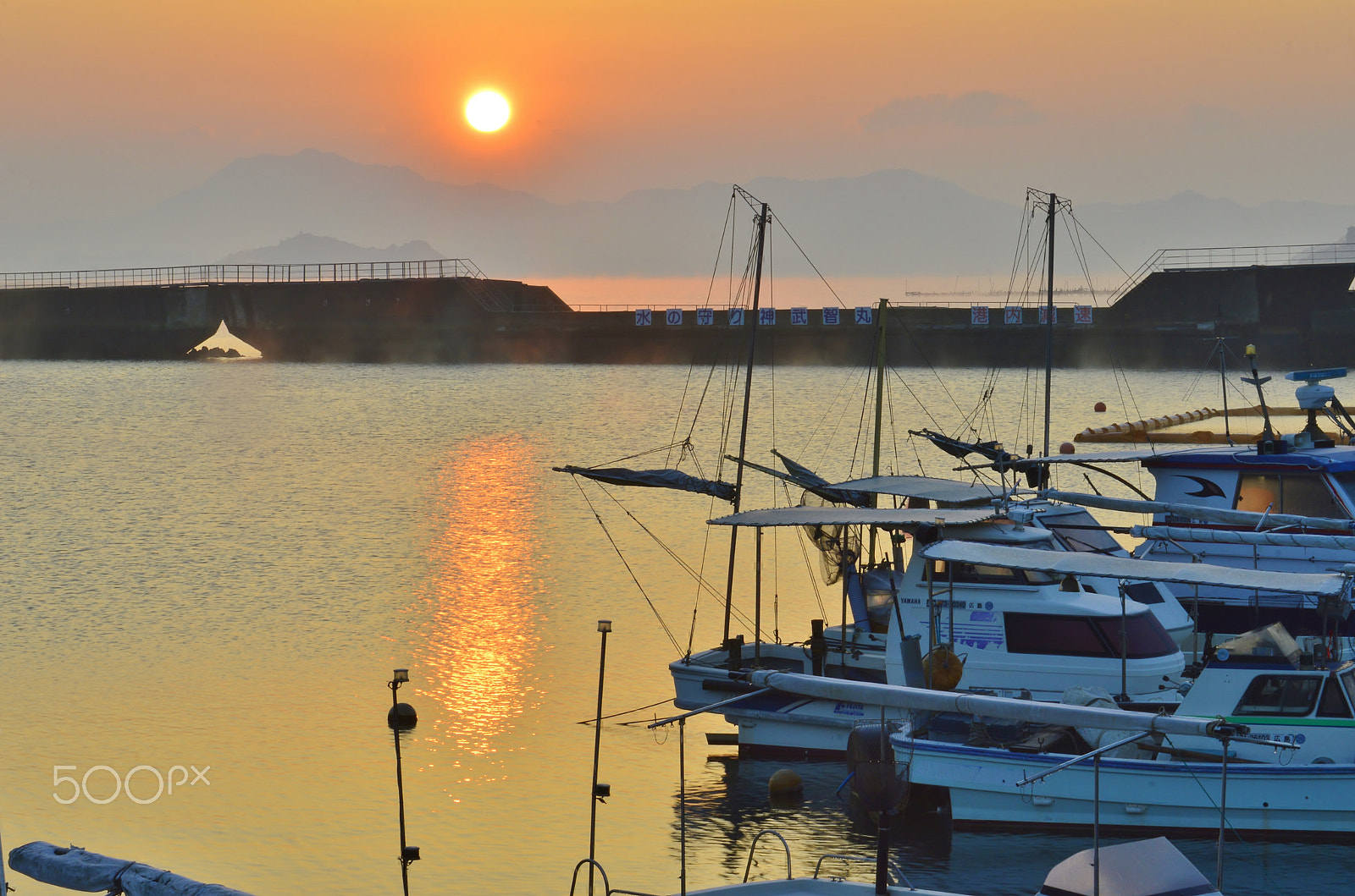 Nikon D3200 + AF Zoom-Nikkor 70-300mm f/4-5.6D ED sample photo. Winter sunrise ......安浦 photography