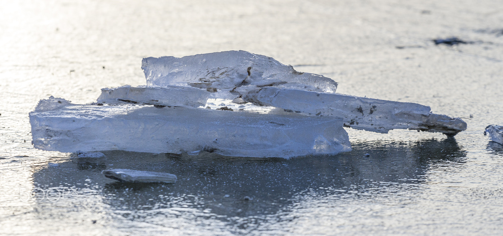 Canon EOS 700D (EOS Rebel T5i / EOS Kiss X7i) + Canon EF 70-200mm F4L USM sample photo. Ice on the frozen lake photography