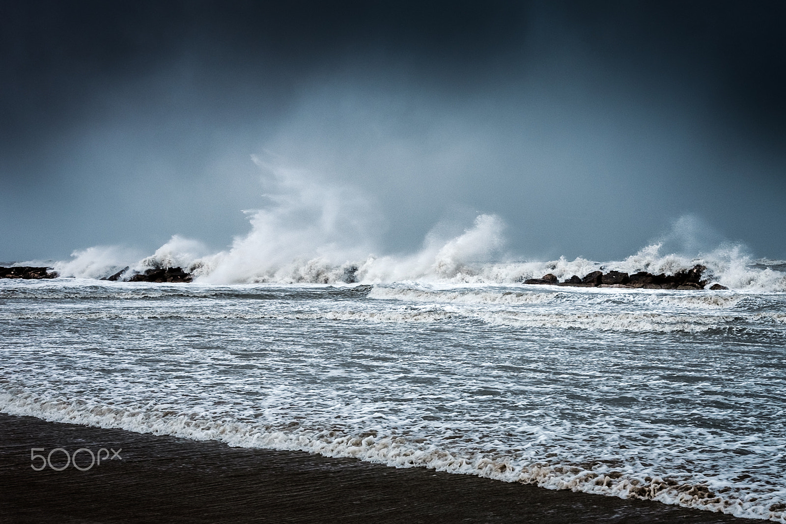 Fujifilm X-T1 + Fujifilm XF 27mm F2.8 sample photo. Rough sea in winter photography