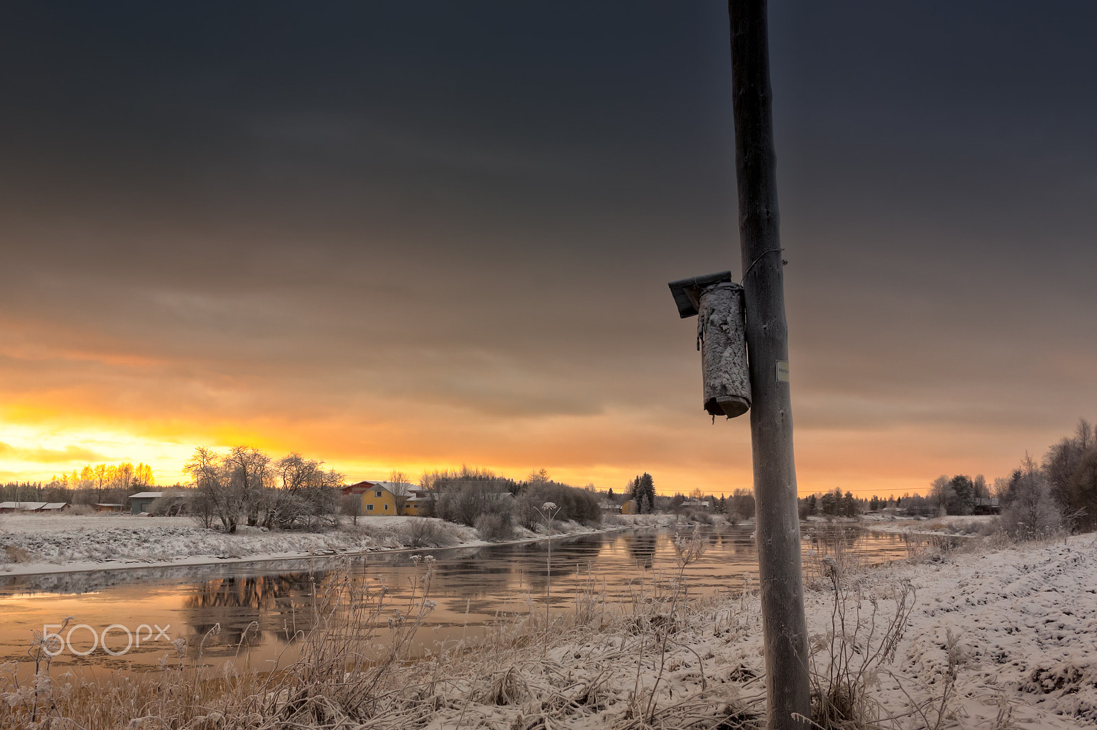 Canon EF-S 24mm F2.8 STM sample photo. Birdhouse on the pole photography