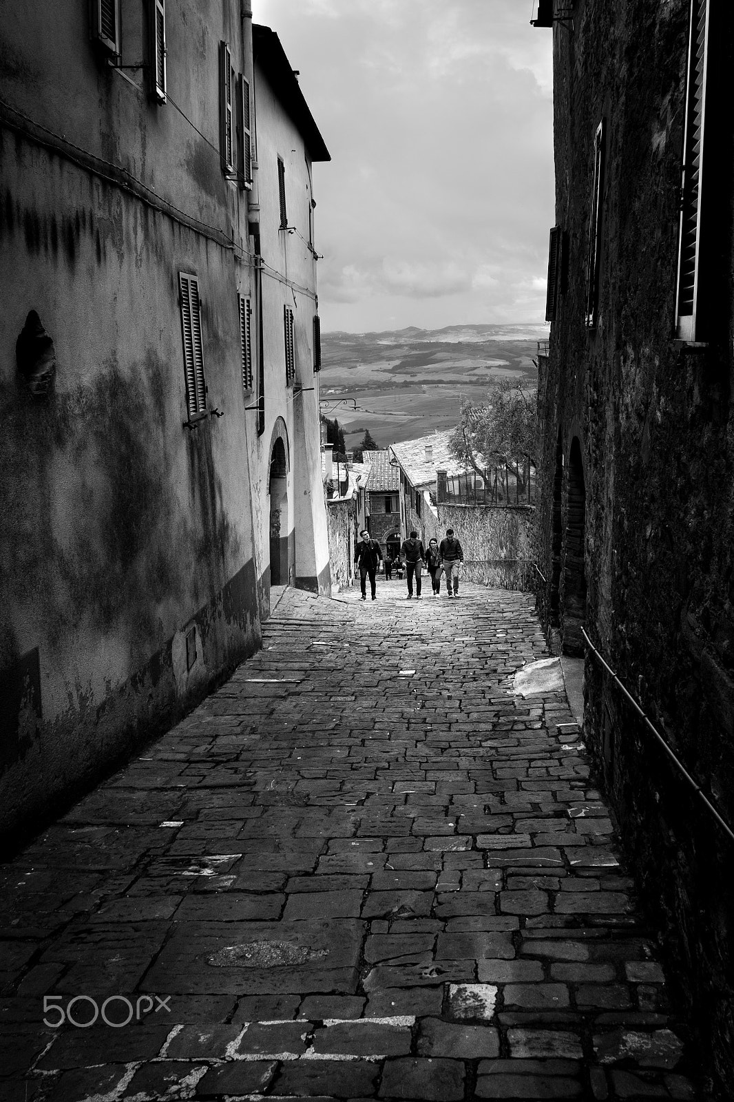 Fujifilm X-T1 + Fujifilm XF 18mm F2 R sample photo. Passers photography