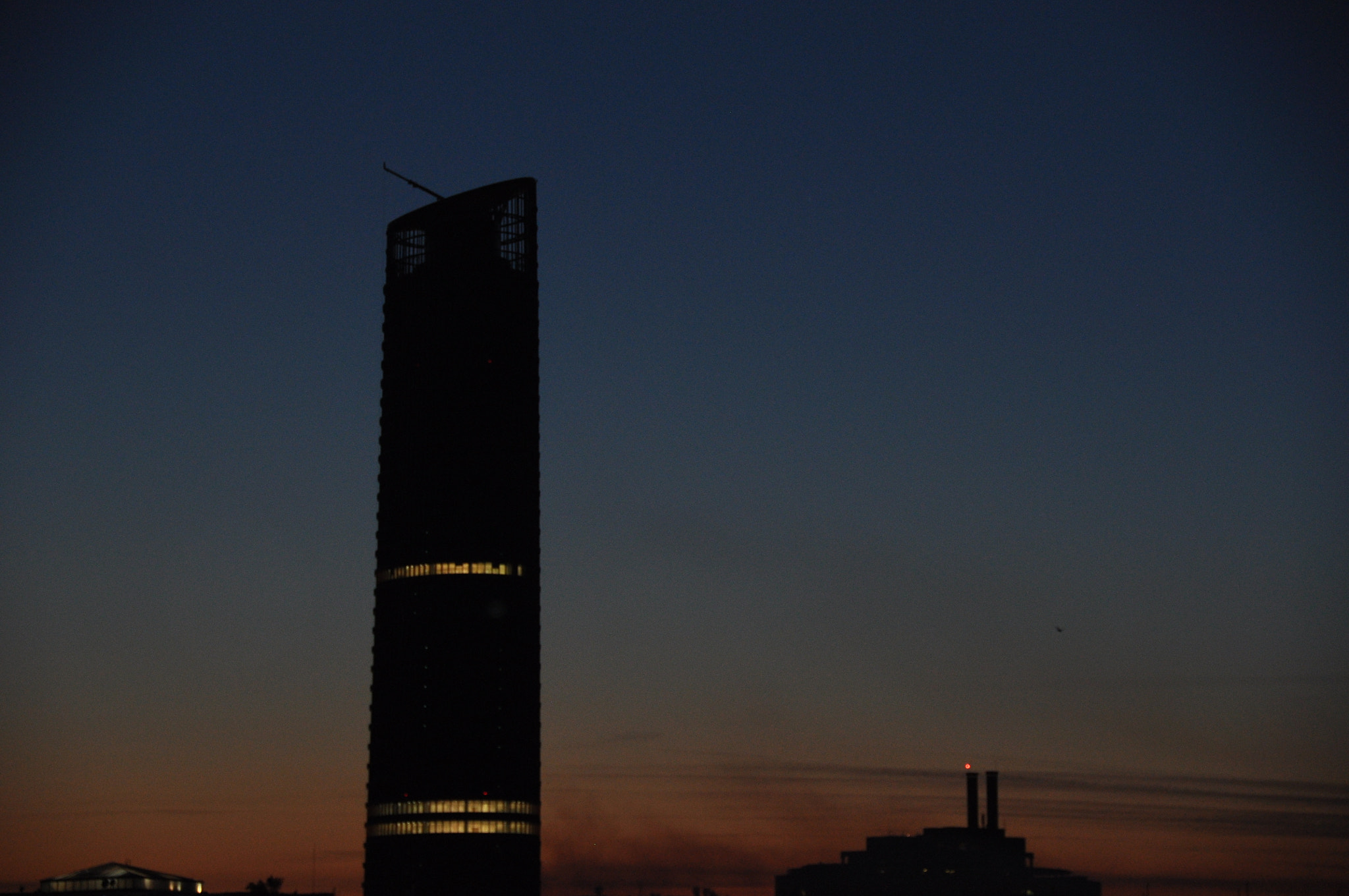 Sigma 18-200mm F3.5-6.3 II DC OS HSM sample photo. Edificios oscuros photography