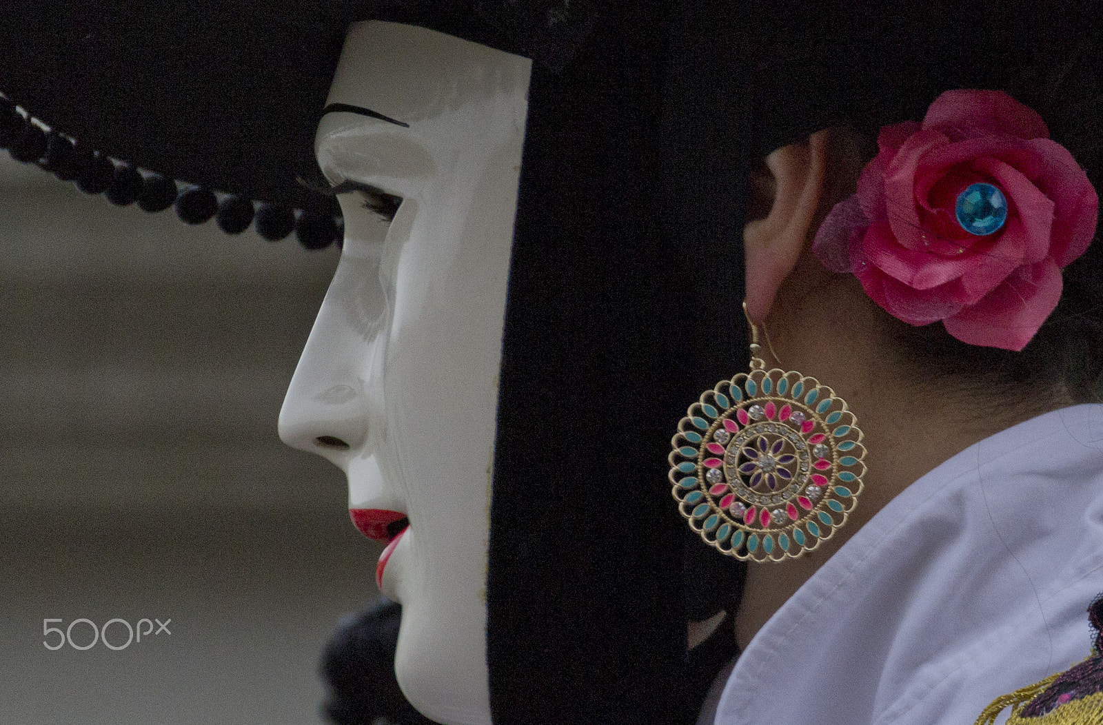 Sigma 18-250mm F3.5-6.3 DC Macro OS HSM sample photo. Donna in maschera. photography