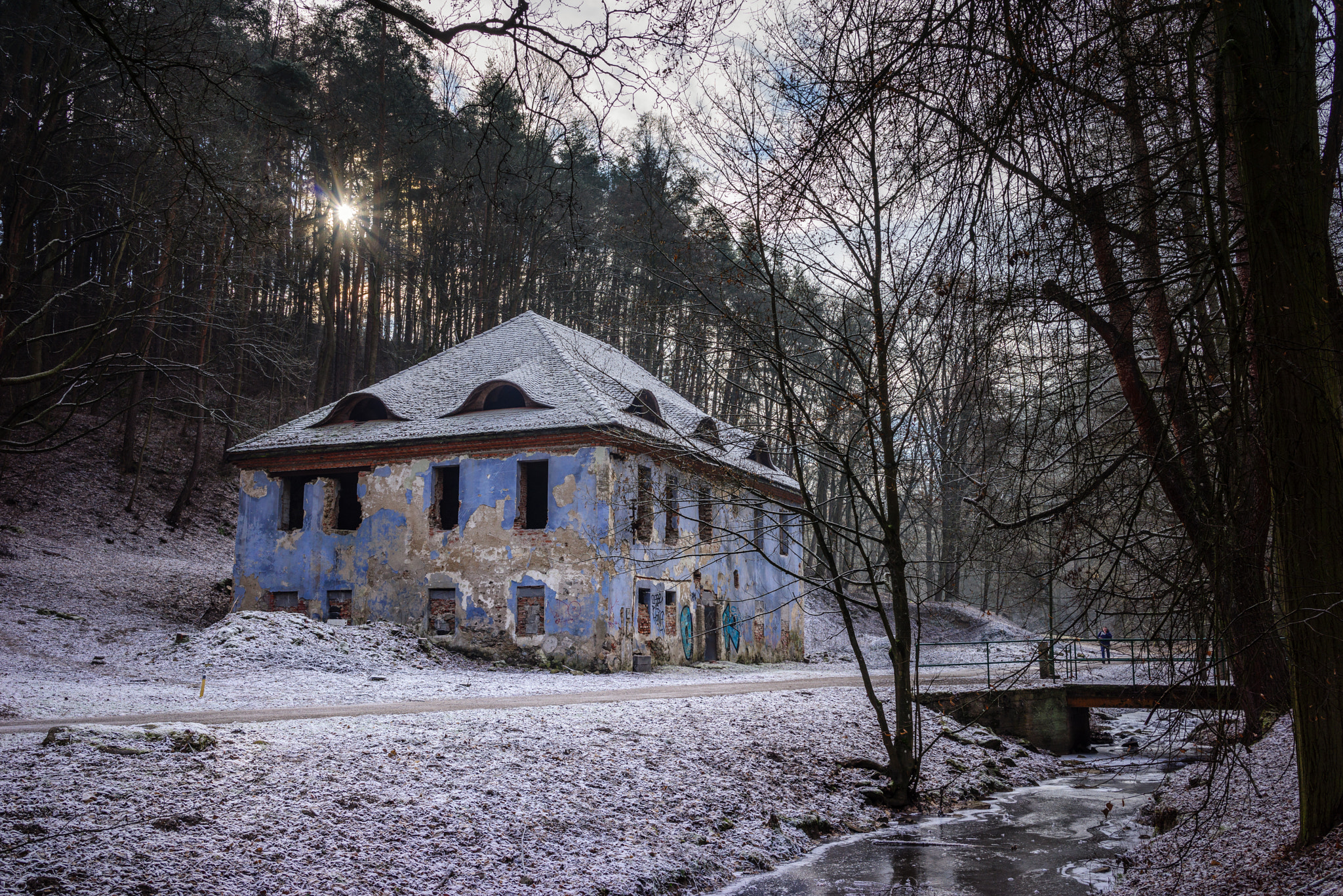 Sony a7R + Sony Sonnar T* FE 35mm F2.8 ZA sample photo. Abandoned house photography