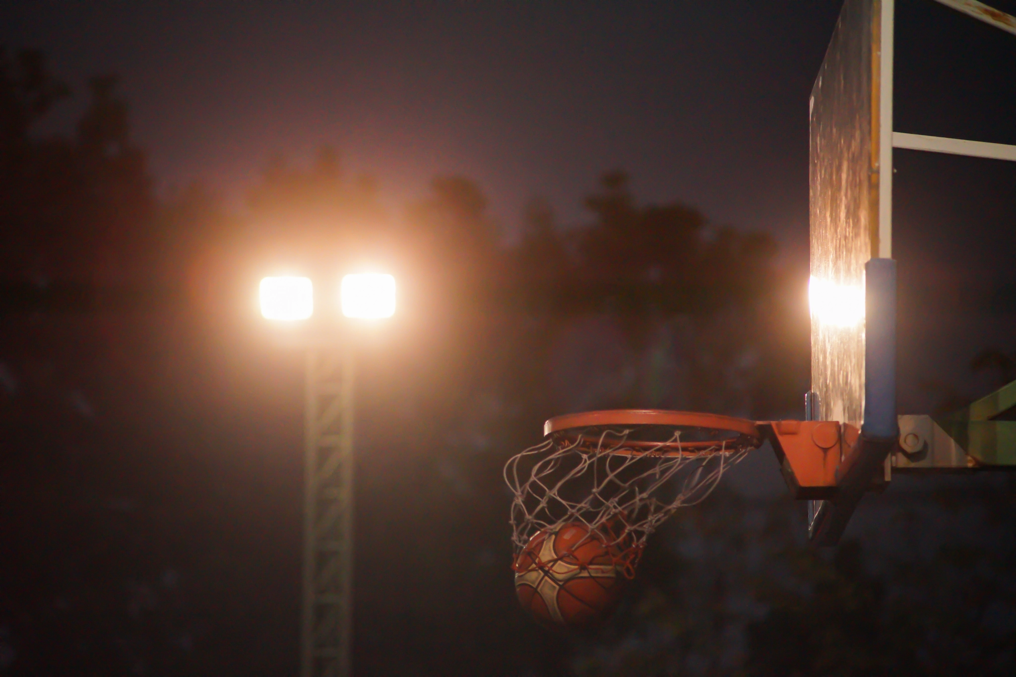 Minolta AF 70-210mm F4 Macro sample photo. Night basketball photography