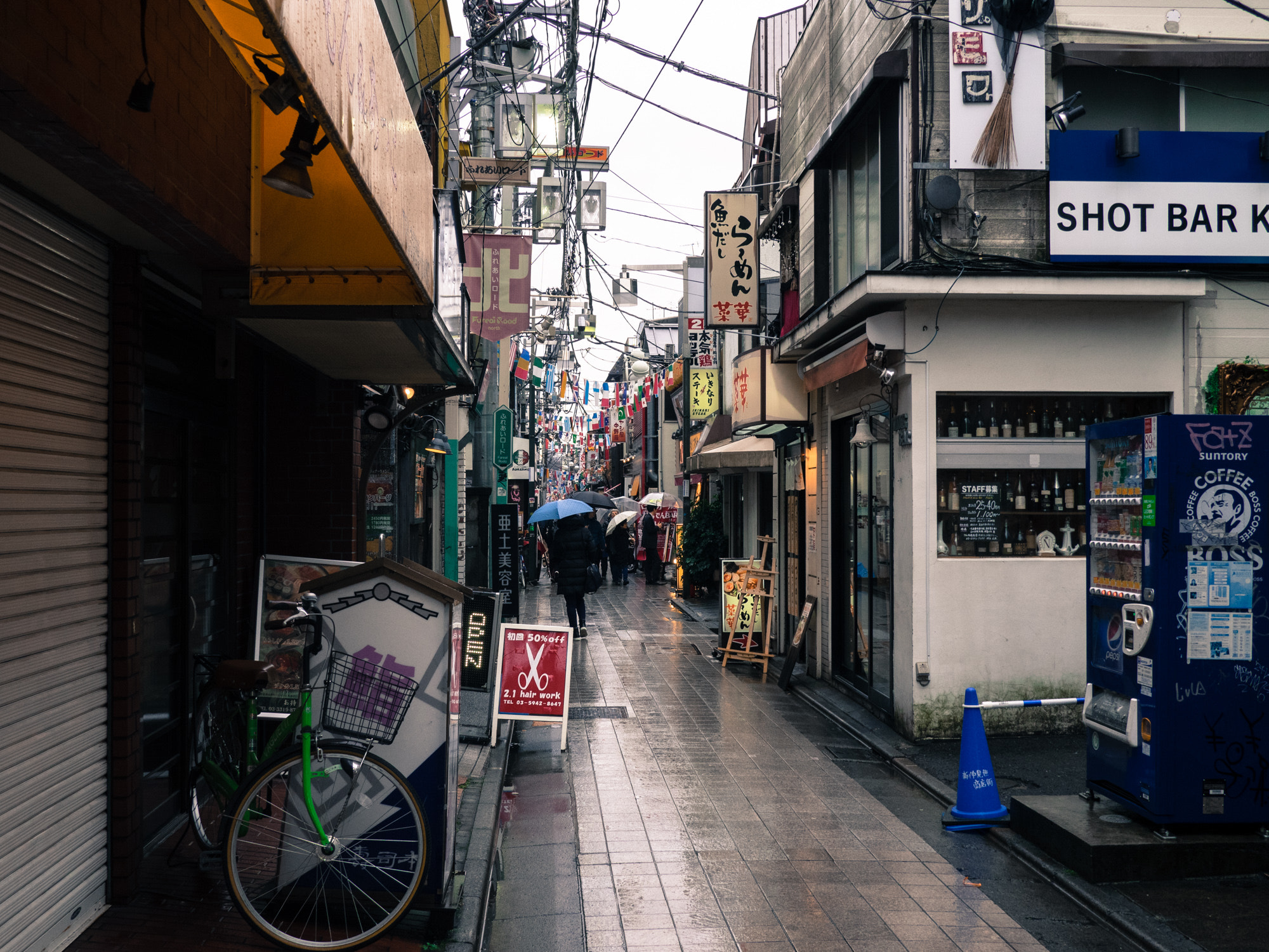 Olympus OM-D E-M1 + LUMIX G 20/F1.7 II sample photo. Rainy day photography