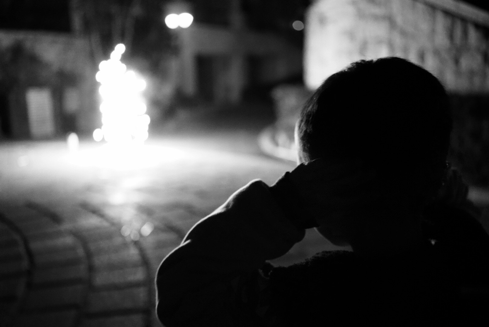 Sony a7R II + Sony Sonnar T* FE 35mm F2.8 ZA sample photo. Kid with firework photography