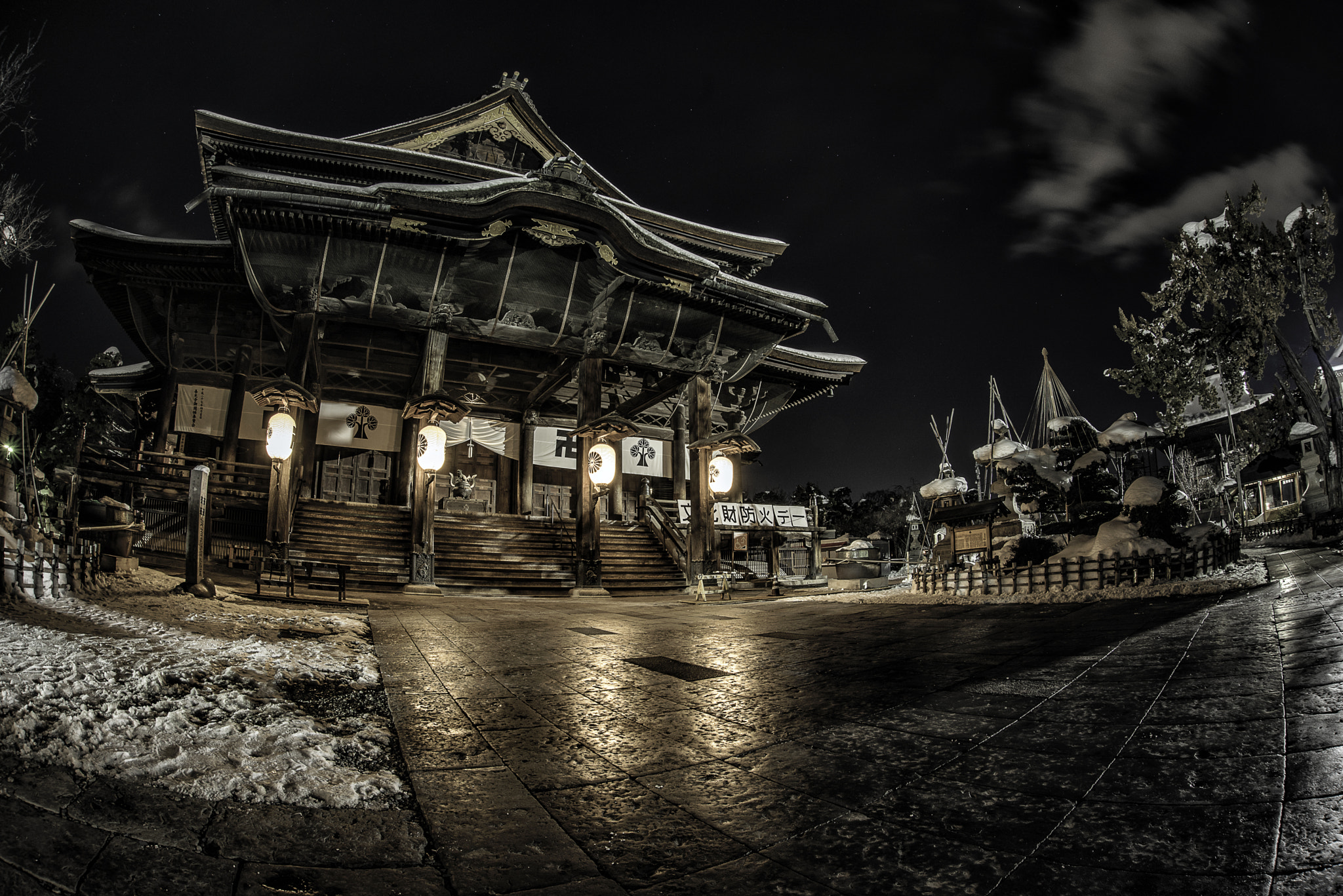 Nikon D750 + Sigma 15mm F2.8 EX DG Diagonal Fisheye sample photo. Cold night photography