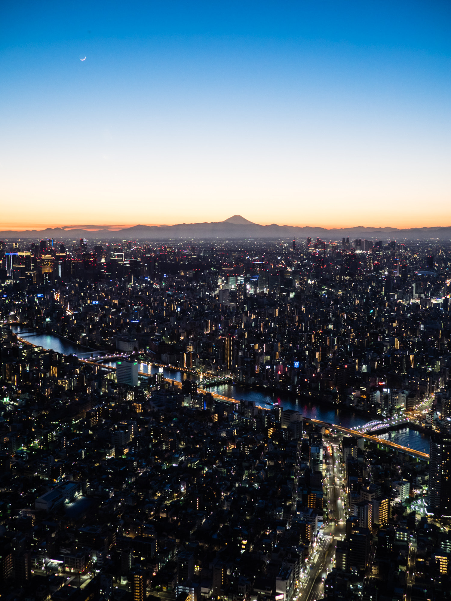 Olympus OM-D E-M1 + LUMIX G 20/F1.7 II sample photo. The last sunset of 2016 in tokyo photography