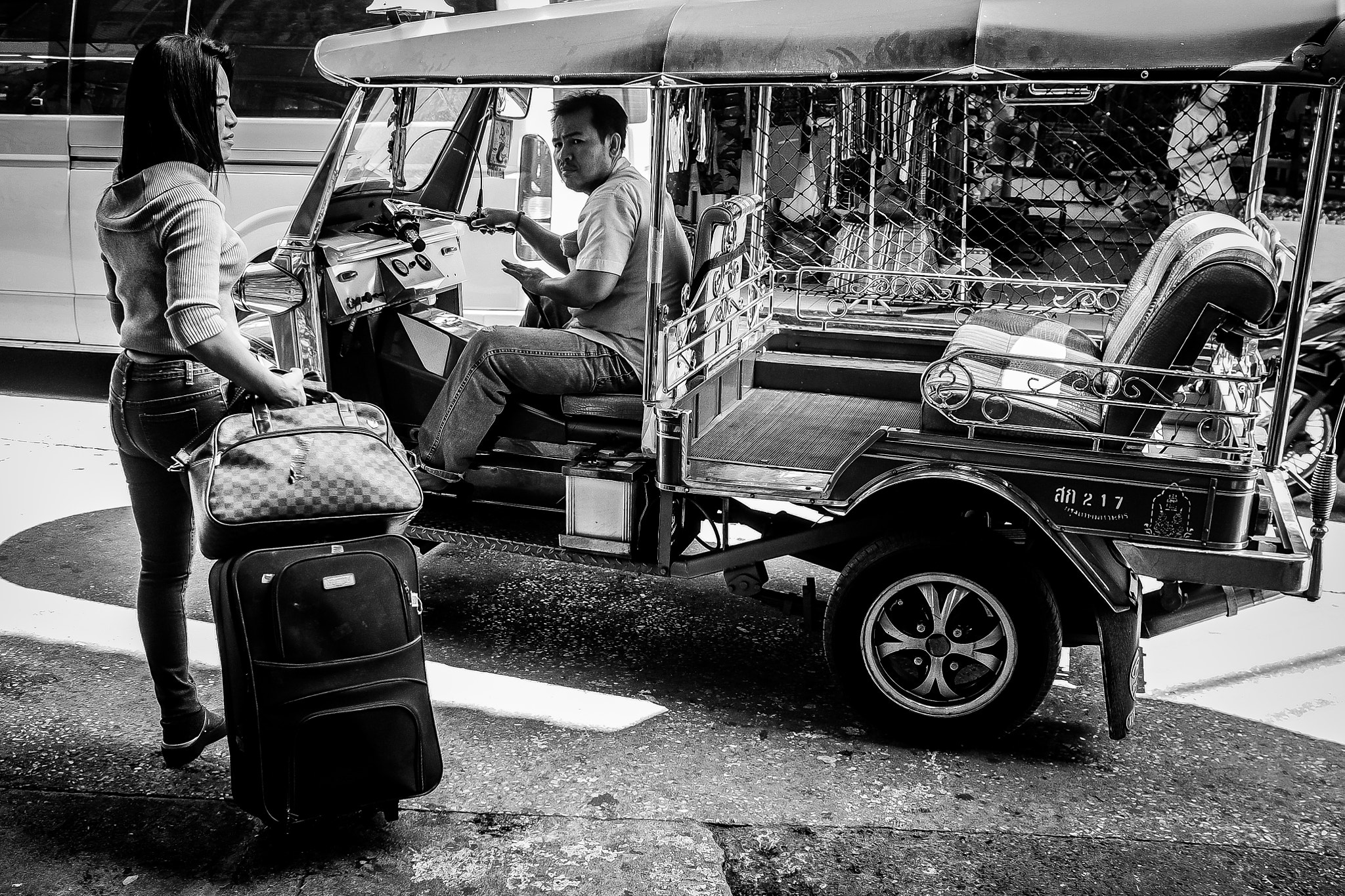Olympus OM-D E-M1 + Olympus M.Zuiko Digital 17mm F1.8 sample photo. Waiting in bangkok 2016 photography