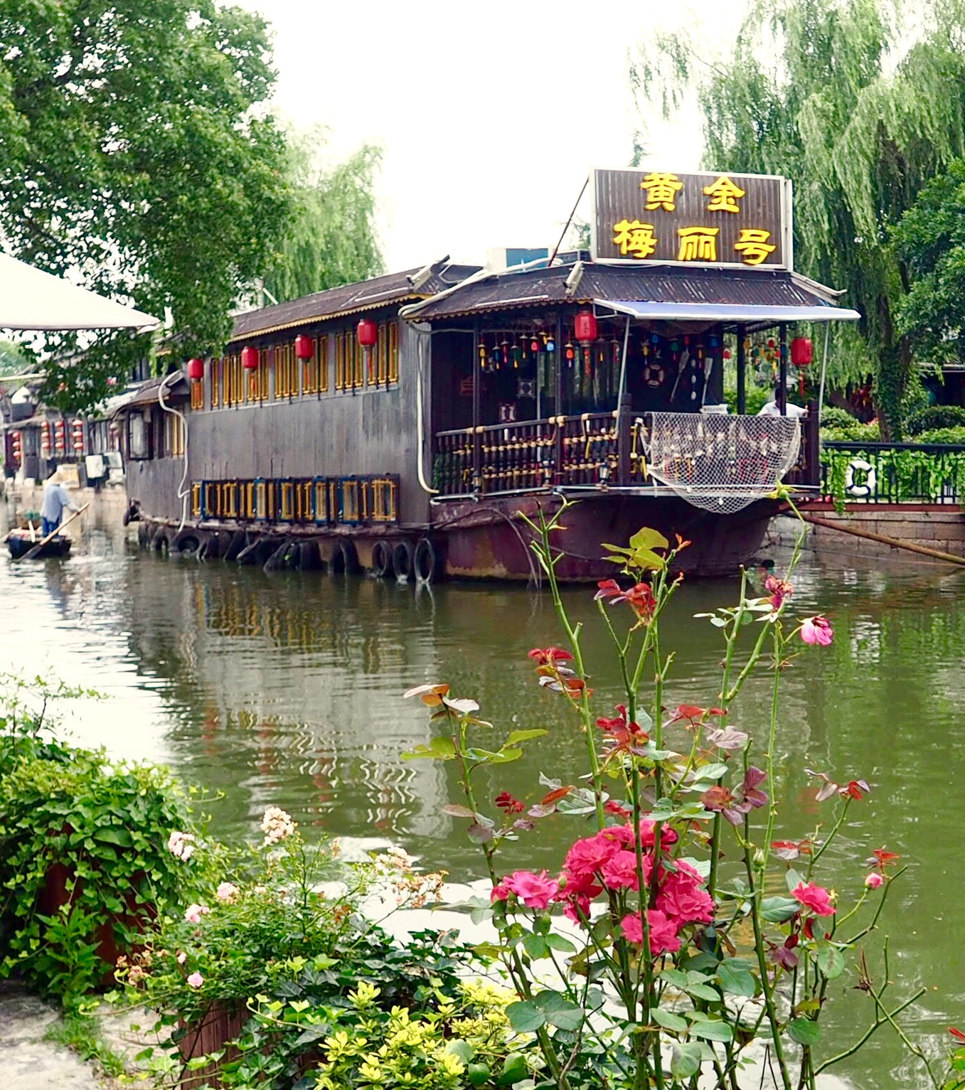 Olympus OM-D E-M10 + OLYMPUS M.12mm F2.0 sample photo. Floating restaurant - china photography