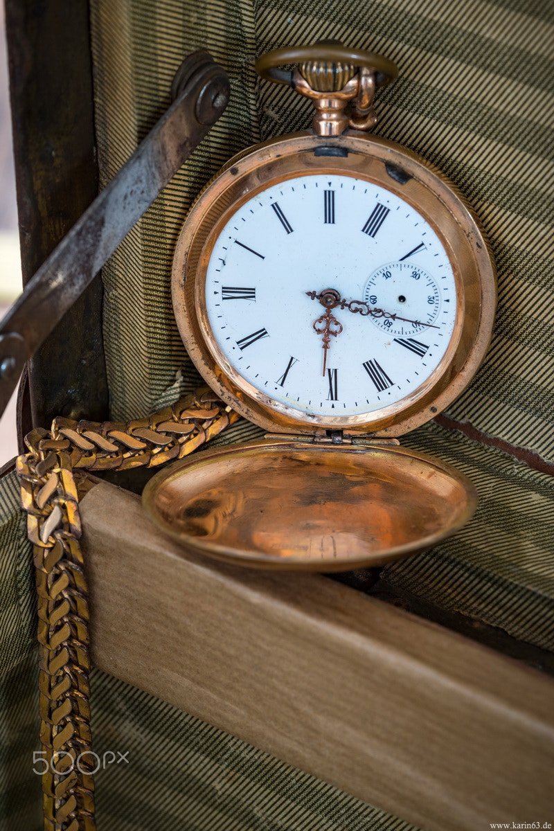 Sony a7 + Sony FE 90mm F2.8 Macro G OSS sample photo. Alte taschenuhr photography