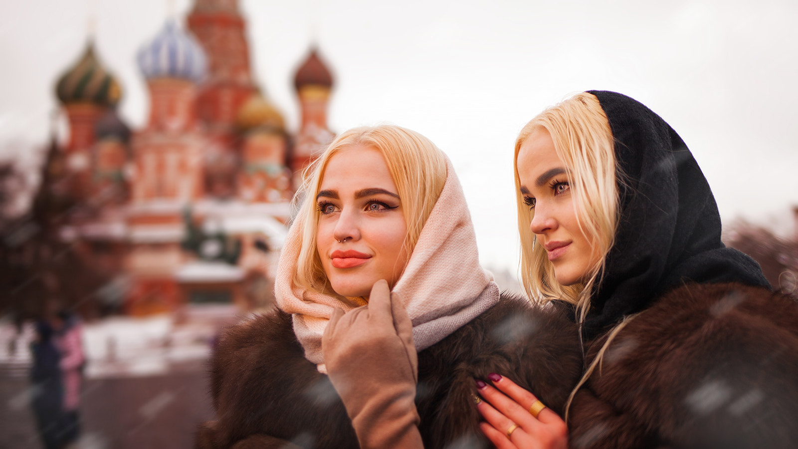 Canon EF 35mm F2 IS USM sample photo. Twins on the red square, moscow. photography