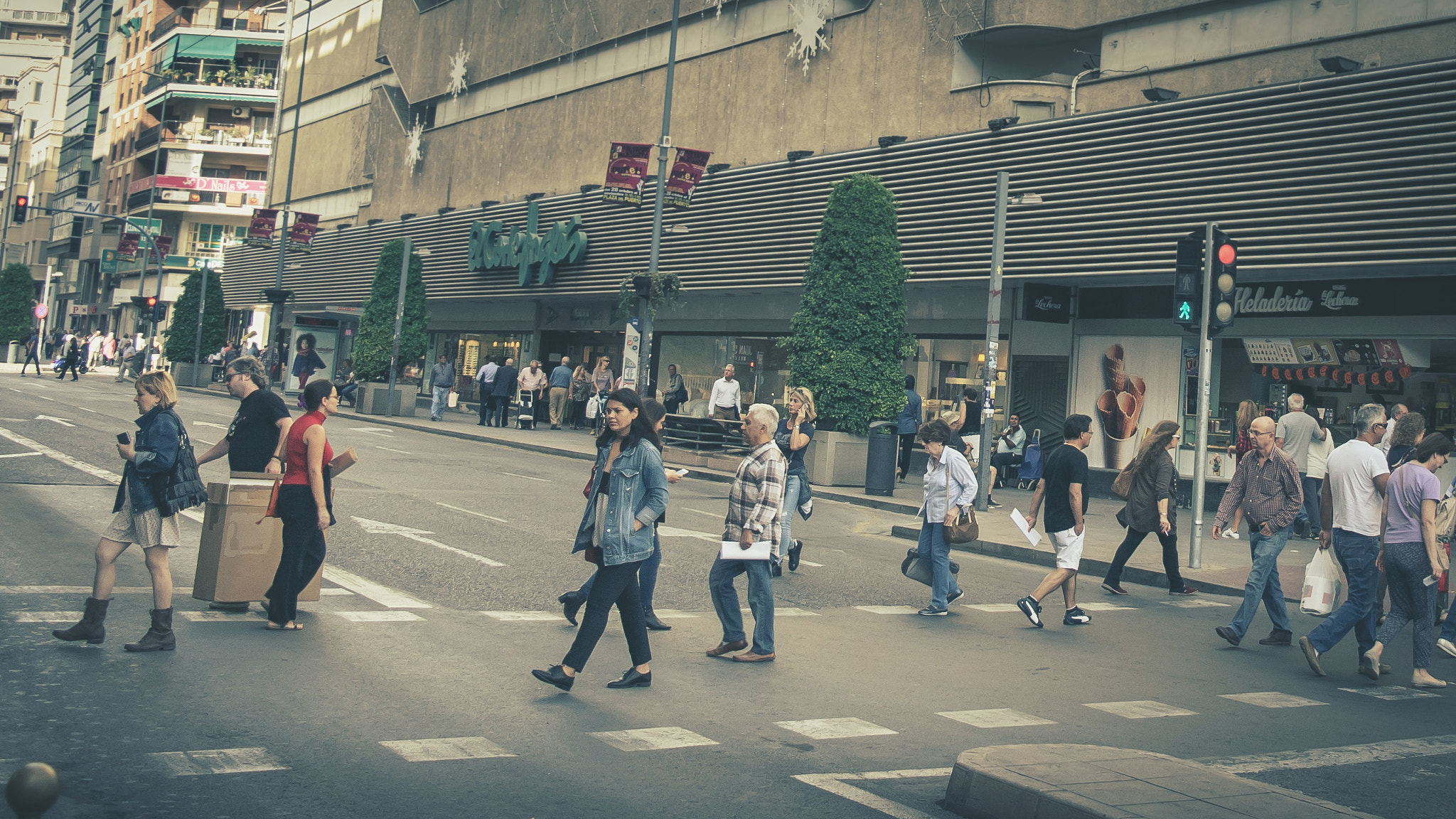 Samsung NX 18-55mm F3.5-5.6 OIS sample photo. Street photography