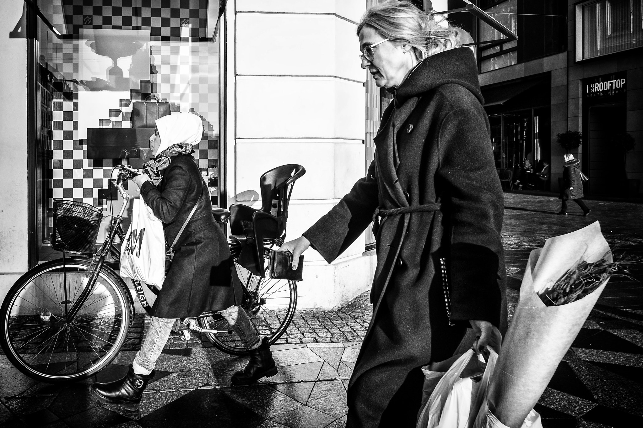 Fujifilm X-Pro2 + Fujifilm XF 18mm F2 R sample photo. Images on the run... photography