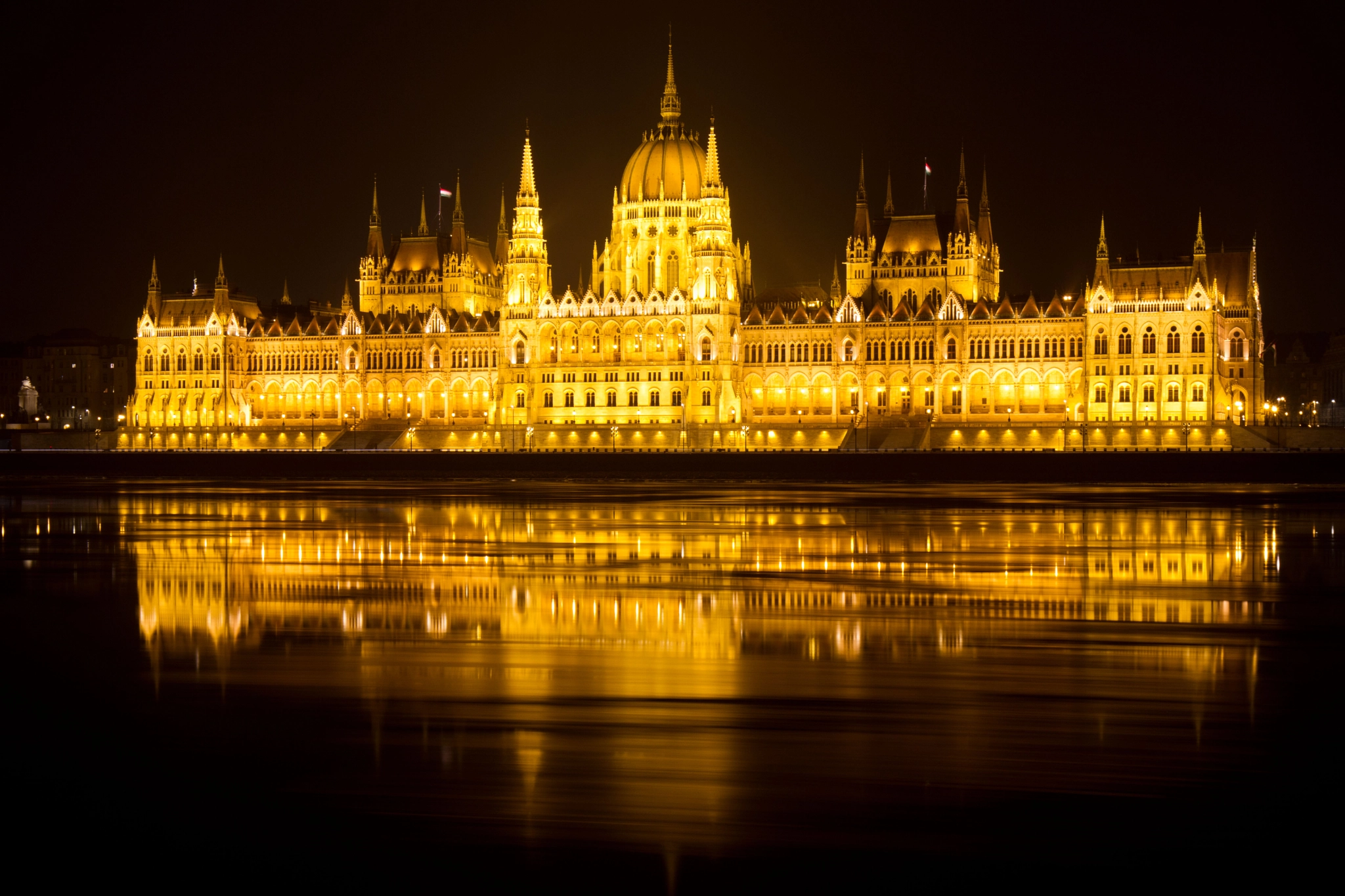 Canon EF 16-35mm F4L IS USM sample photo. Hungarian parliament photography