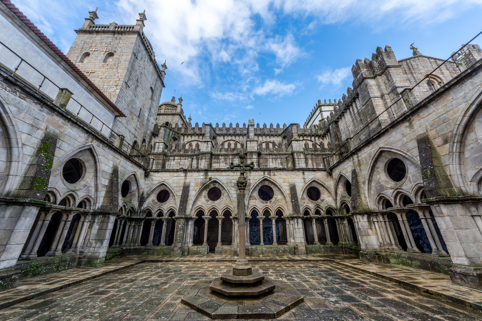 Sigma 8-16mm F4.5-5.6 DC HSM sample photo. Porto cathedral photography