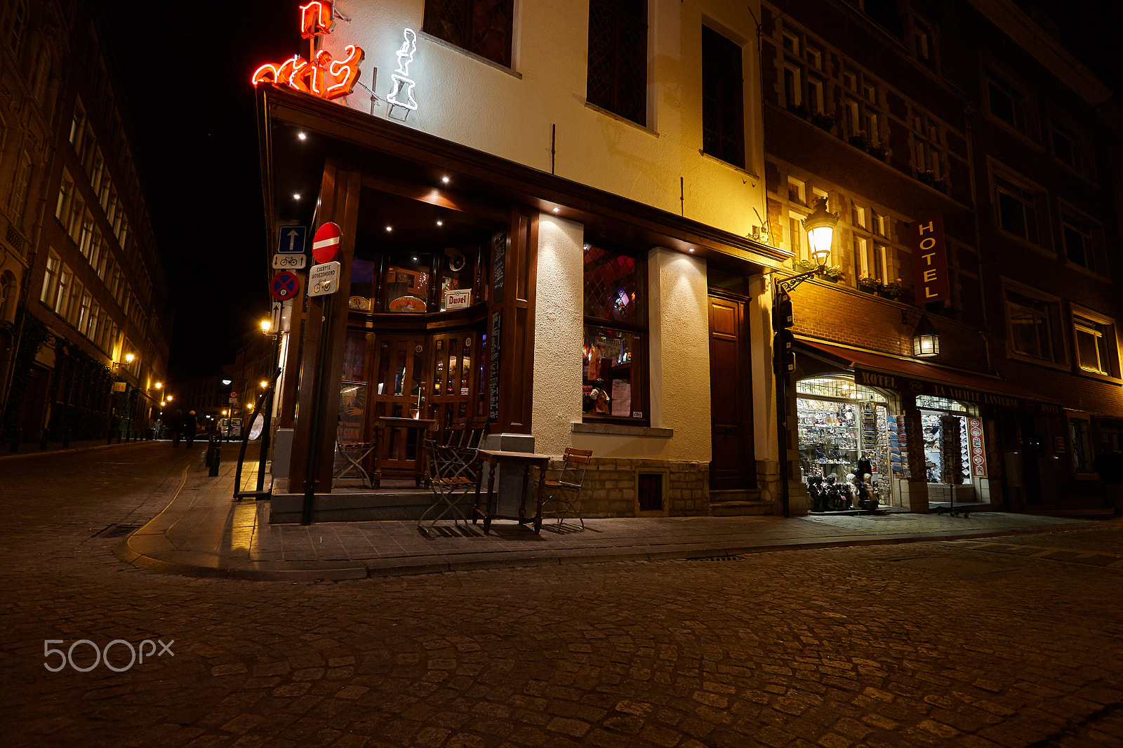 Canon EF-S 10-22mm F3.5-4.5 USM sample photo. Bar in brusseles photography