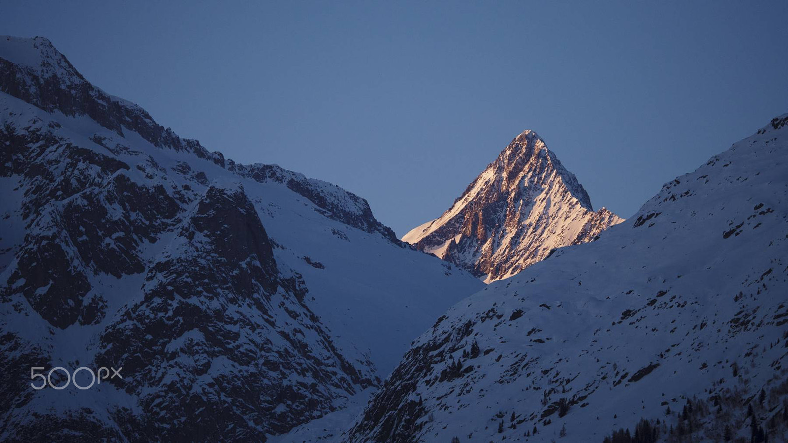 Panasonic Lumix DMC-GH3 + Panasonic Lumix G X Vario 35-100mm F2.8 OIS sample photo. Finsteraarhorn in the alpenglow photography