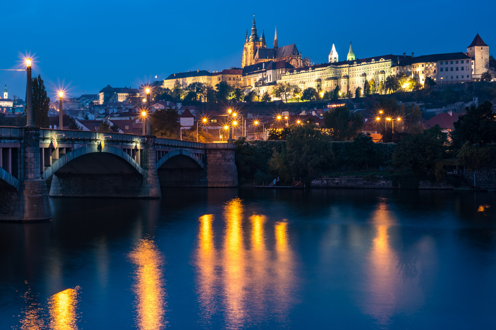 Sony a7R II + Sony Sonnar T* FE 35mm F2.8 ZA sample photo. Prague at night photography