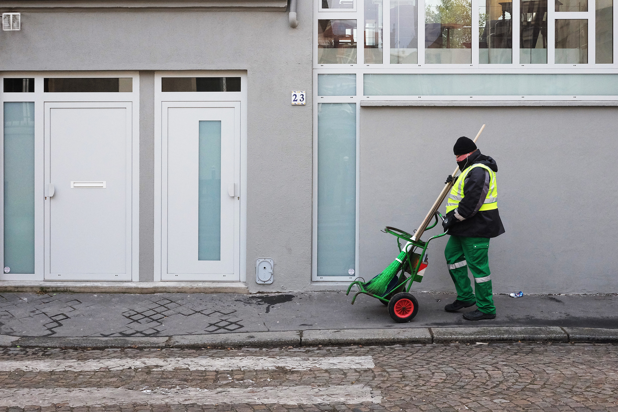 Fujifilm X-T10 + Fujifilm XF 27mm F2.8 sample photo. Green on grey  photography