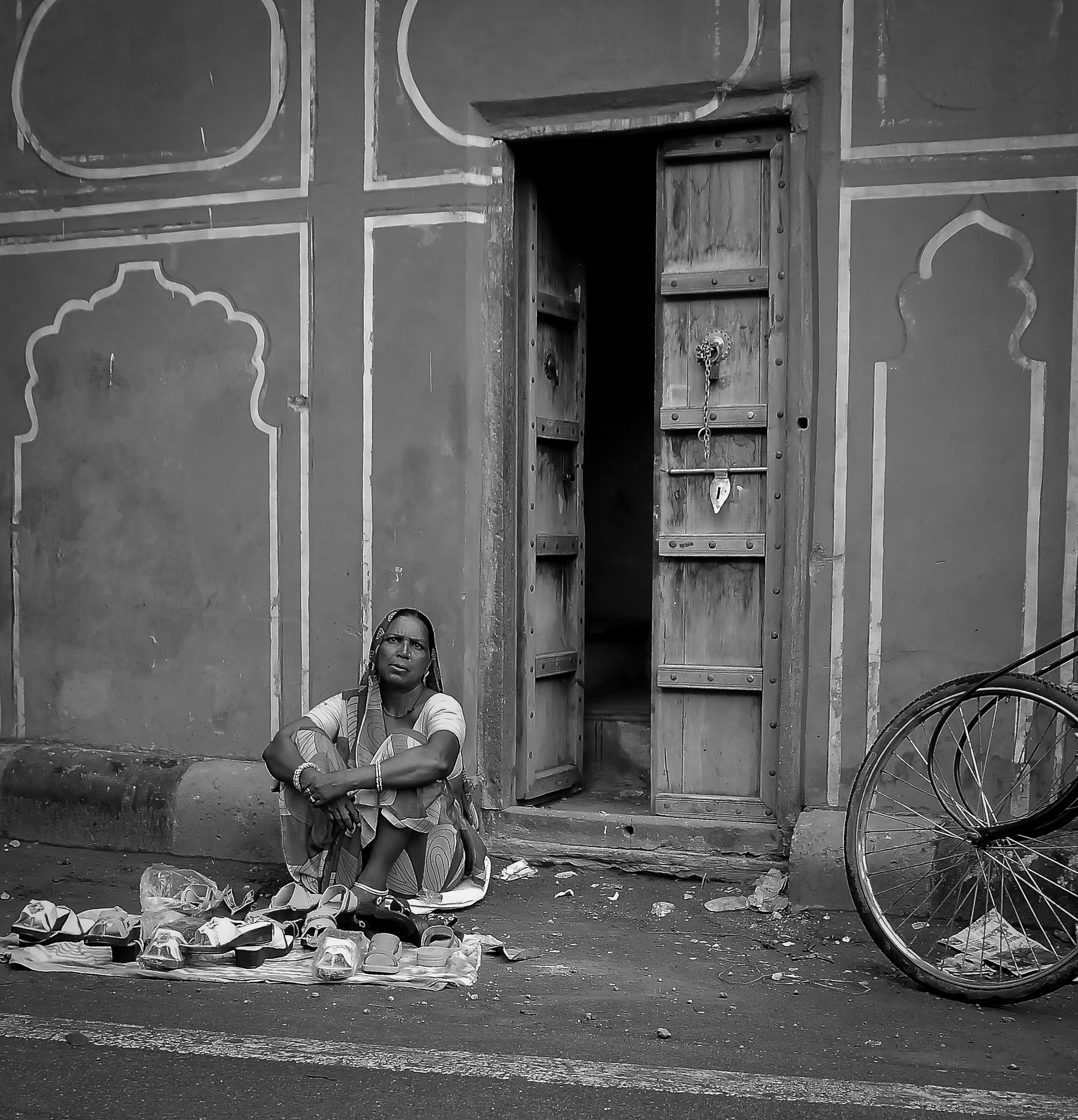 Nikon D300S + Sigma 18-50mm F2.8 EX DC Macro sample photo. Shoe selling woman photography