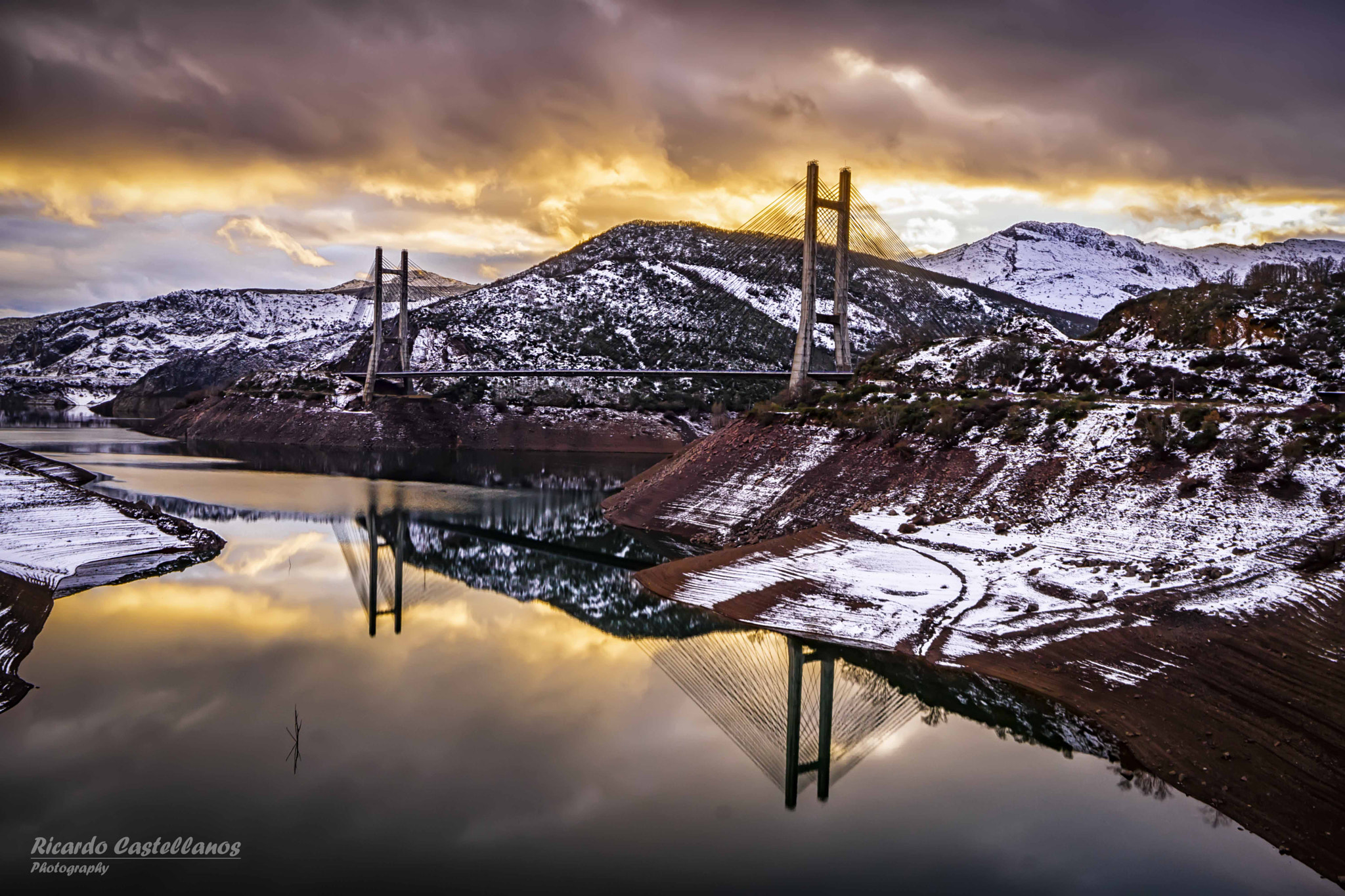 Sony SLT-A58 + Sigma AF 10-20mm F4-5.6 EX DC sample photo. Puente de fernández casado en el embalse de barrios de luna (león). photography