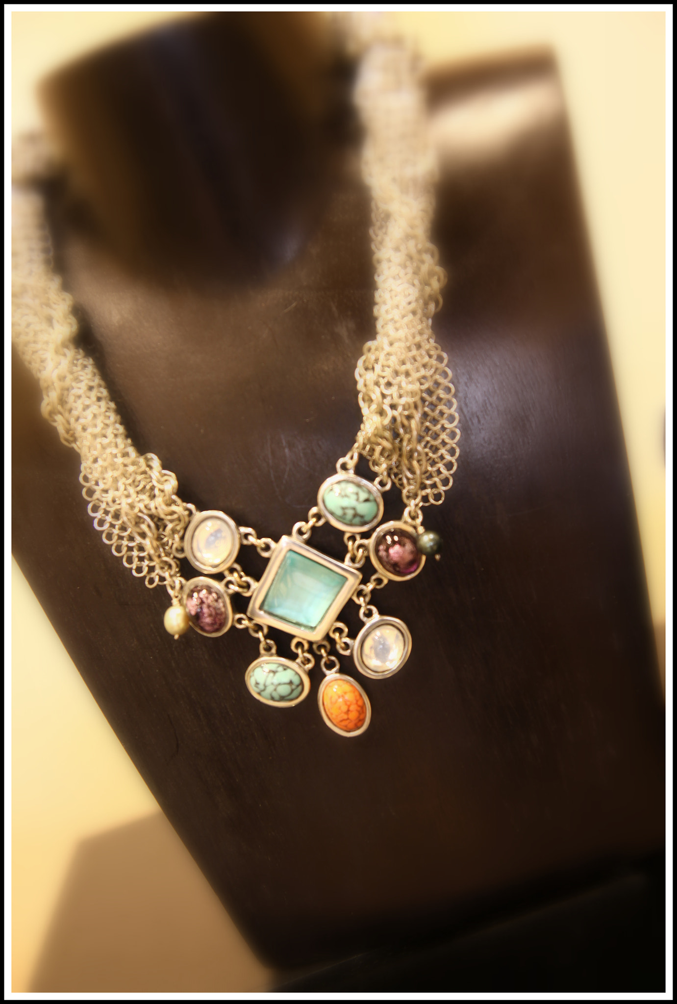 Canon EOS 50D + Tamron SP AF 17-50mm F2.8 XR Di II LD Aspherical (IF) sample photo. Womens necklace photography