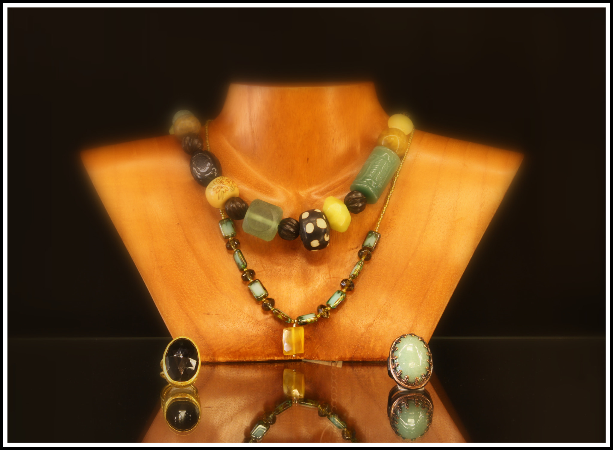Tamron SP AF 17-50mm F2.8 XR Di II LD Aspherical (IF) sample photo. Womens necklace photography