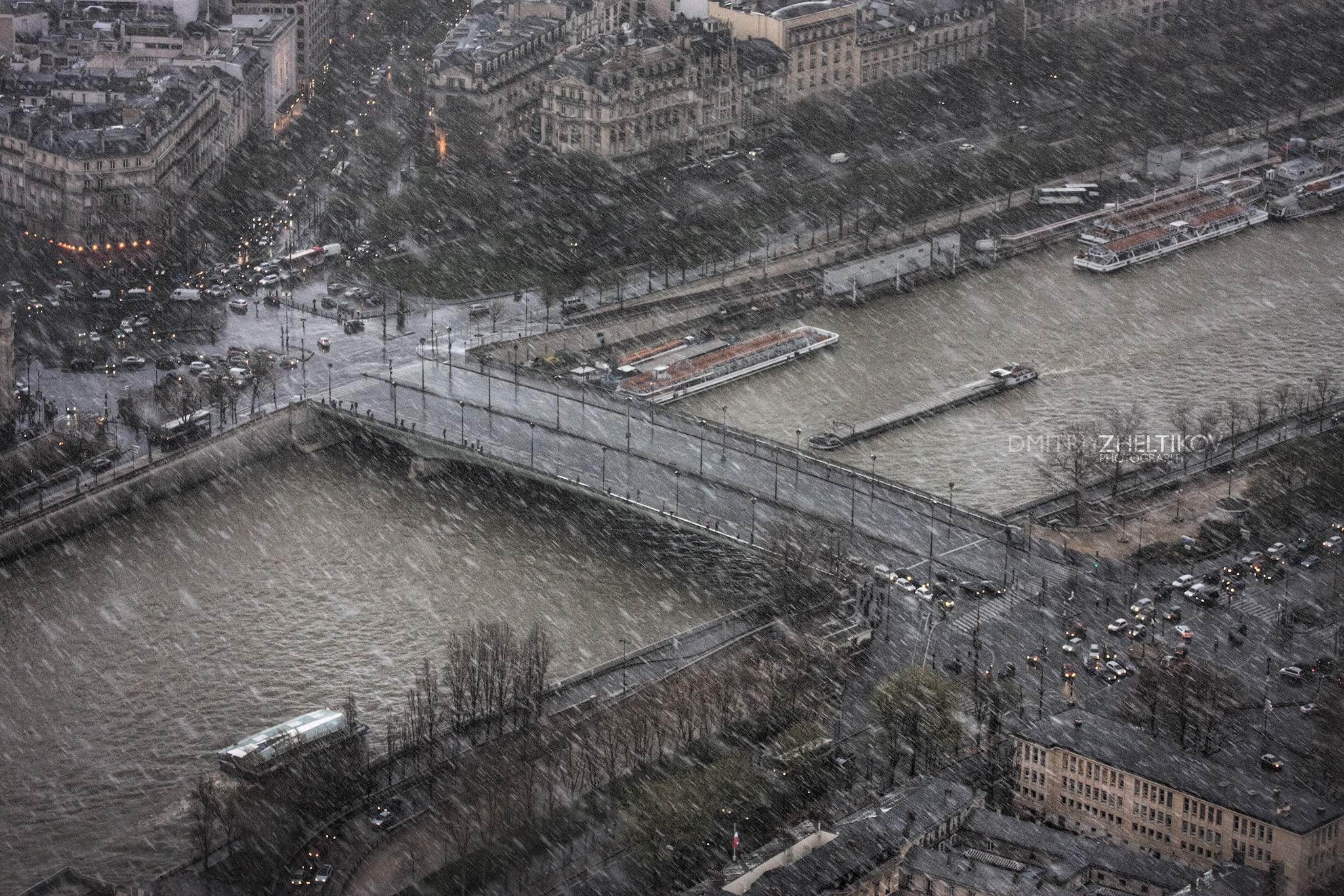 Canon EOS 40D + Canon EF 70-200mm F4L USM sample photo. Pont de l'alma during a snowstorm photography